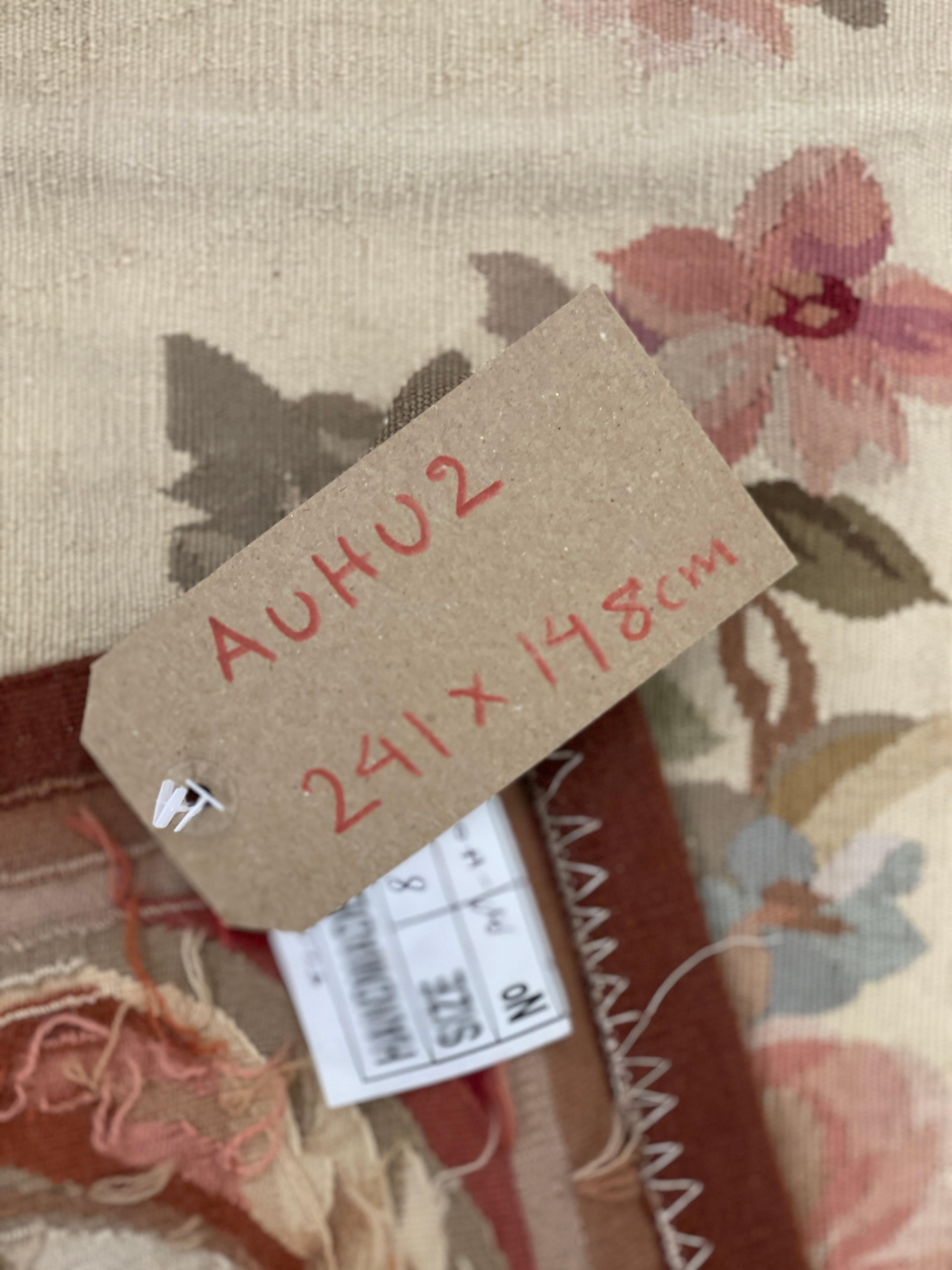 Tapis traditionnel rose pâle Aubusson en laine tissé à la main à l'aiguille à motifs floraux  en vente 1