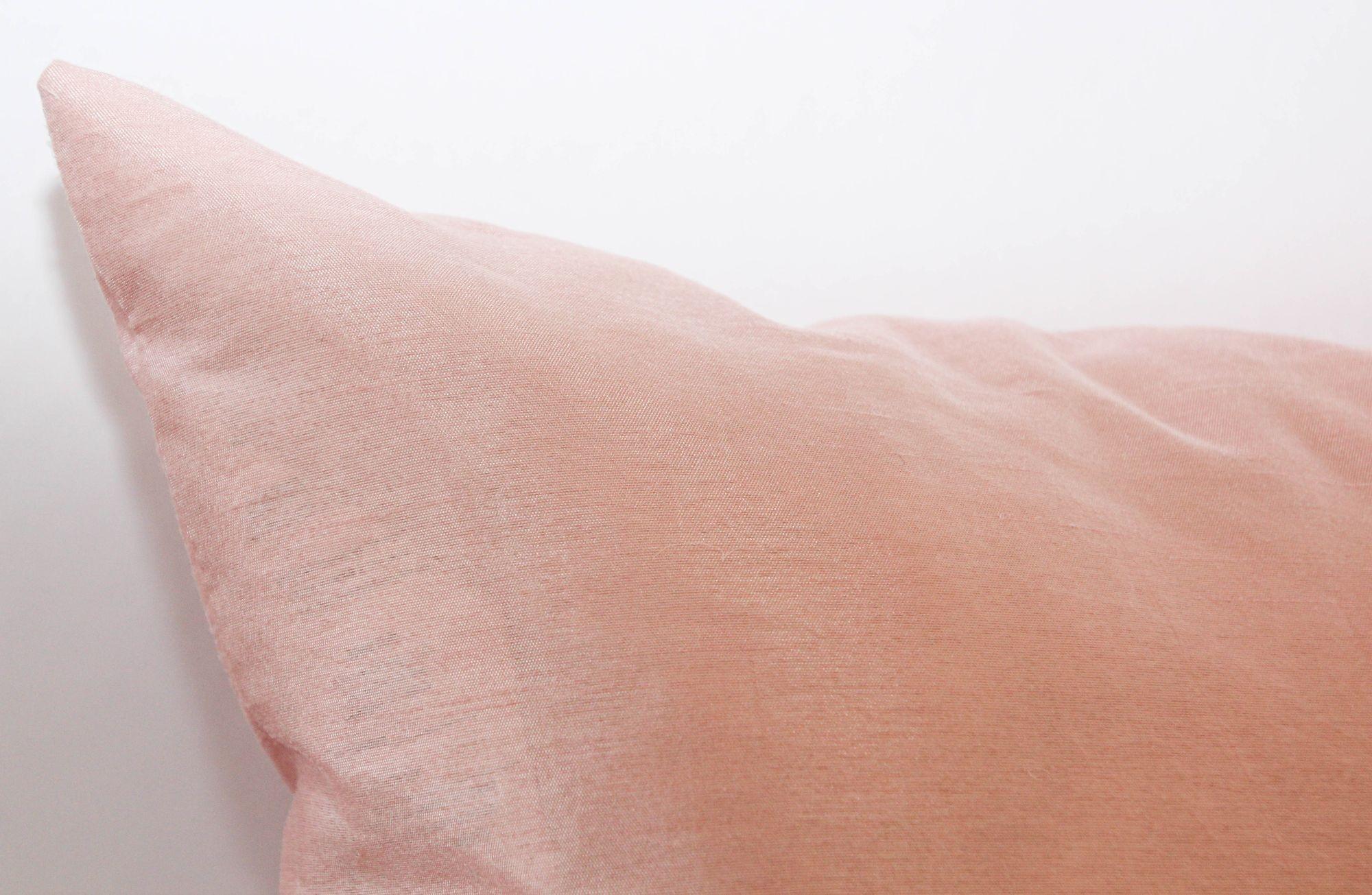 Blush Pink Dupioni Silk Luxus Dekorative Throw Pillow.
Ein wunderschöner rosa Dupionseiden-Kissenbezug aus exquisit gewebter Rohseide.
Dieser Kissenbezug hat eine schöne, natürliche Ausstrahlung, die schöne Pastellfarbe, die Textur und die
