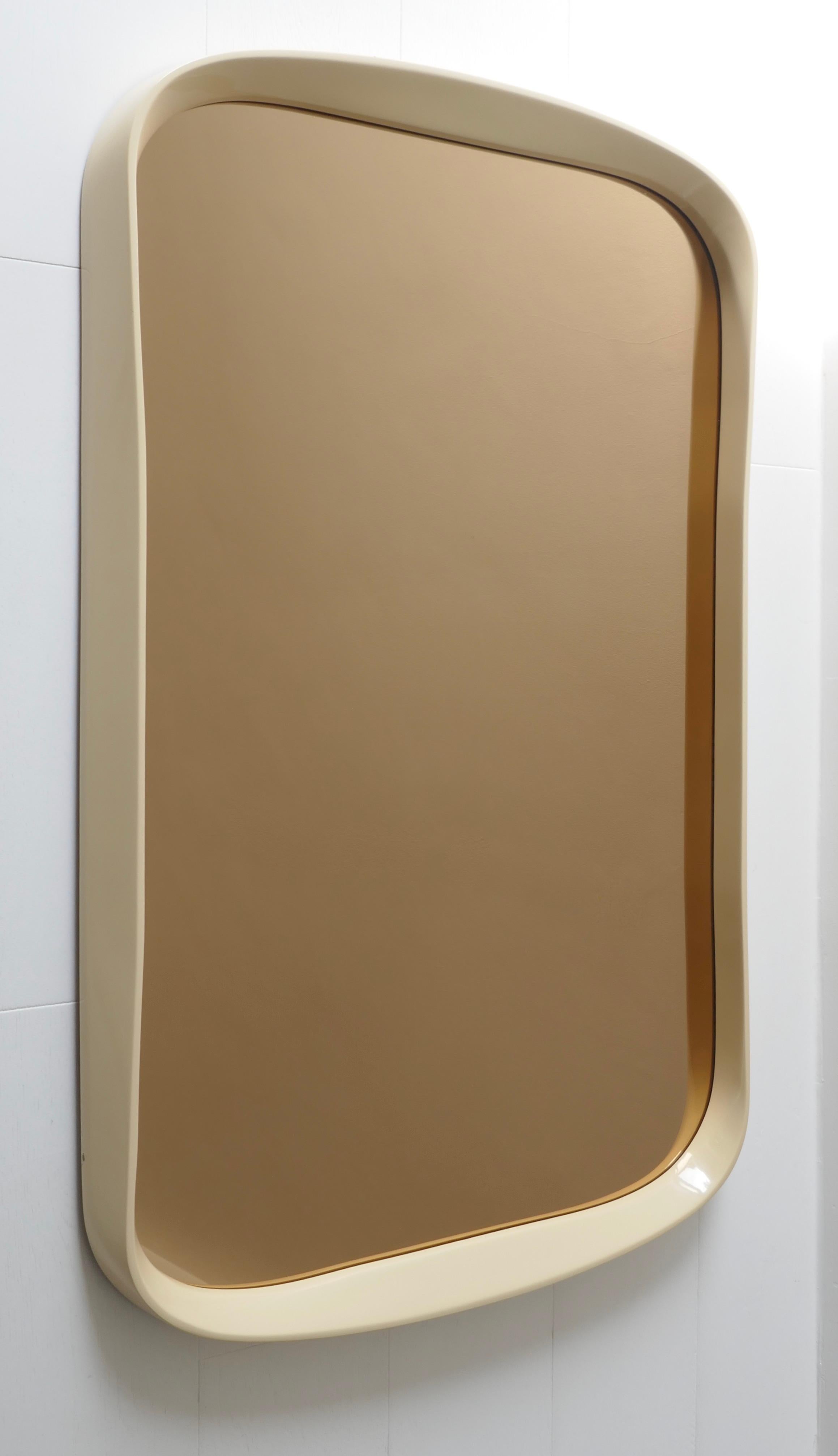 A unique large pink mirror with a curvy blush lacquer resin frame .
Measures: W65 x H125 x D5cm
France 1970s.
 