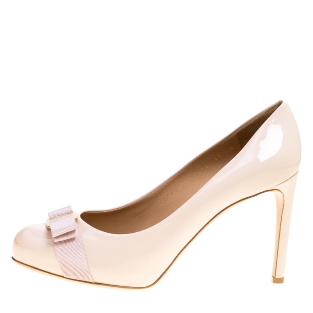 Nothing like a stunning pair of pumps to look and feel like a fashionista! Crafted from blush pink patent leather, this gorgeous Ferragamo pair features comfortable insoles housing the brand's iconic label. Complete with 11 cm heels and gold-tone