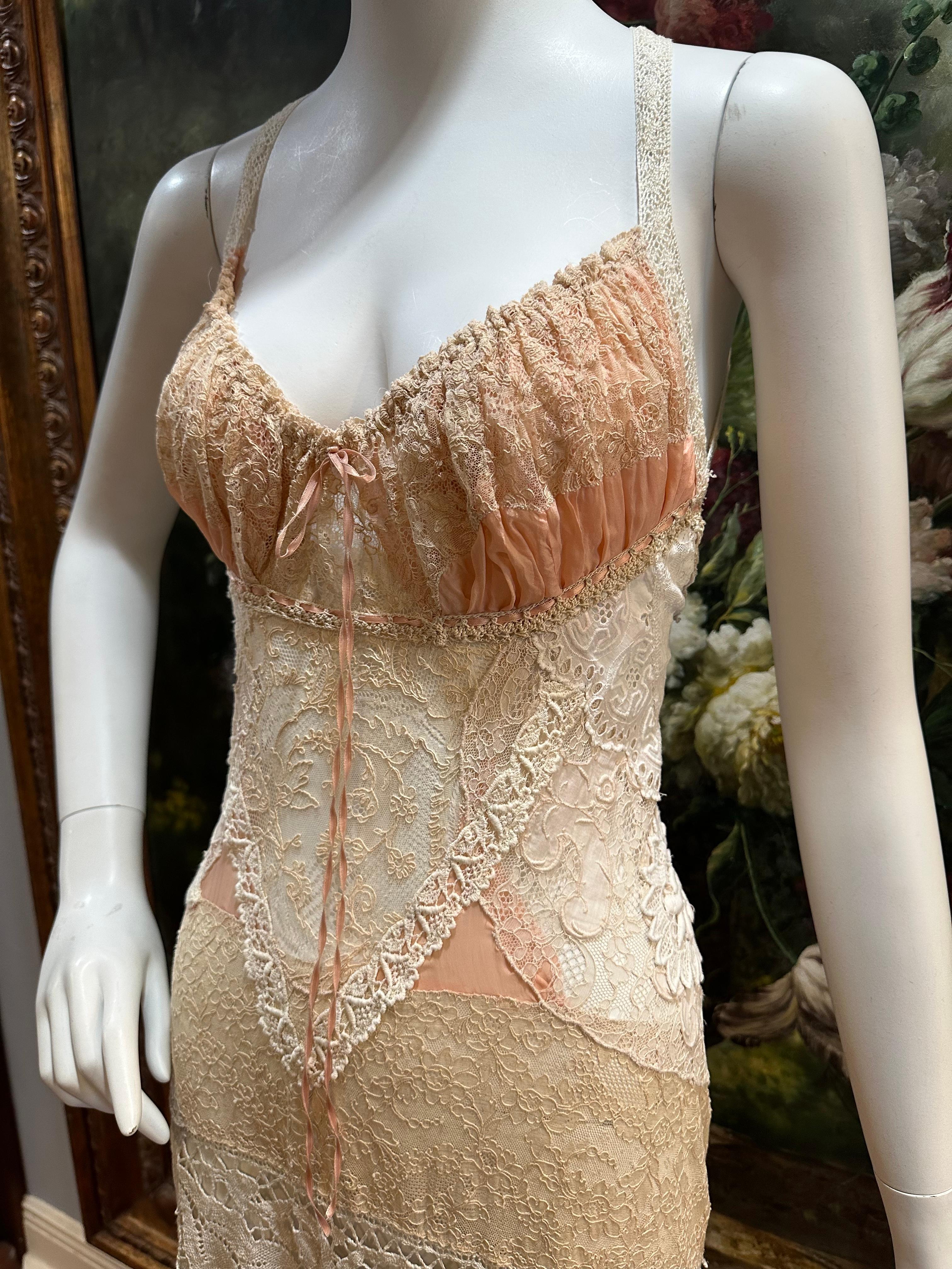 Rosa & weiße antike Spitze Patchwork-Kleid im Zustand „Hervorragend“ im Angebot in New York, NY