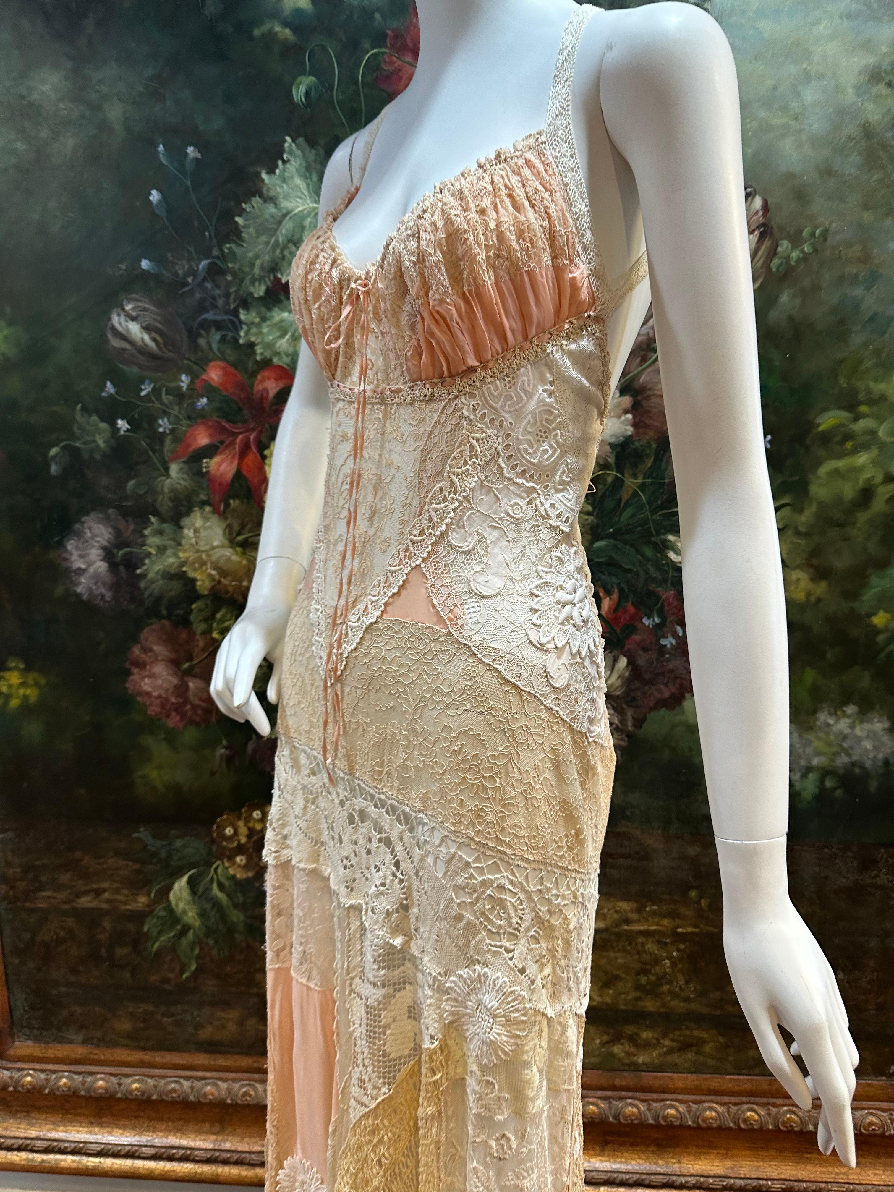 Rosa & weiße antike Spitze Patchwork-Kleid für Damen oder Herren im Angebot