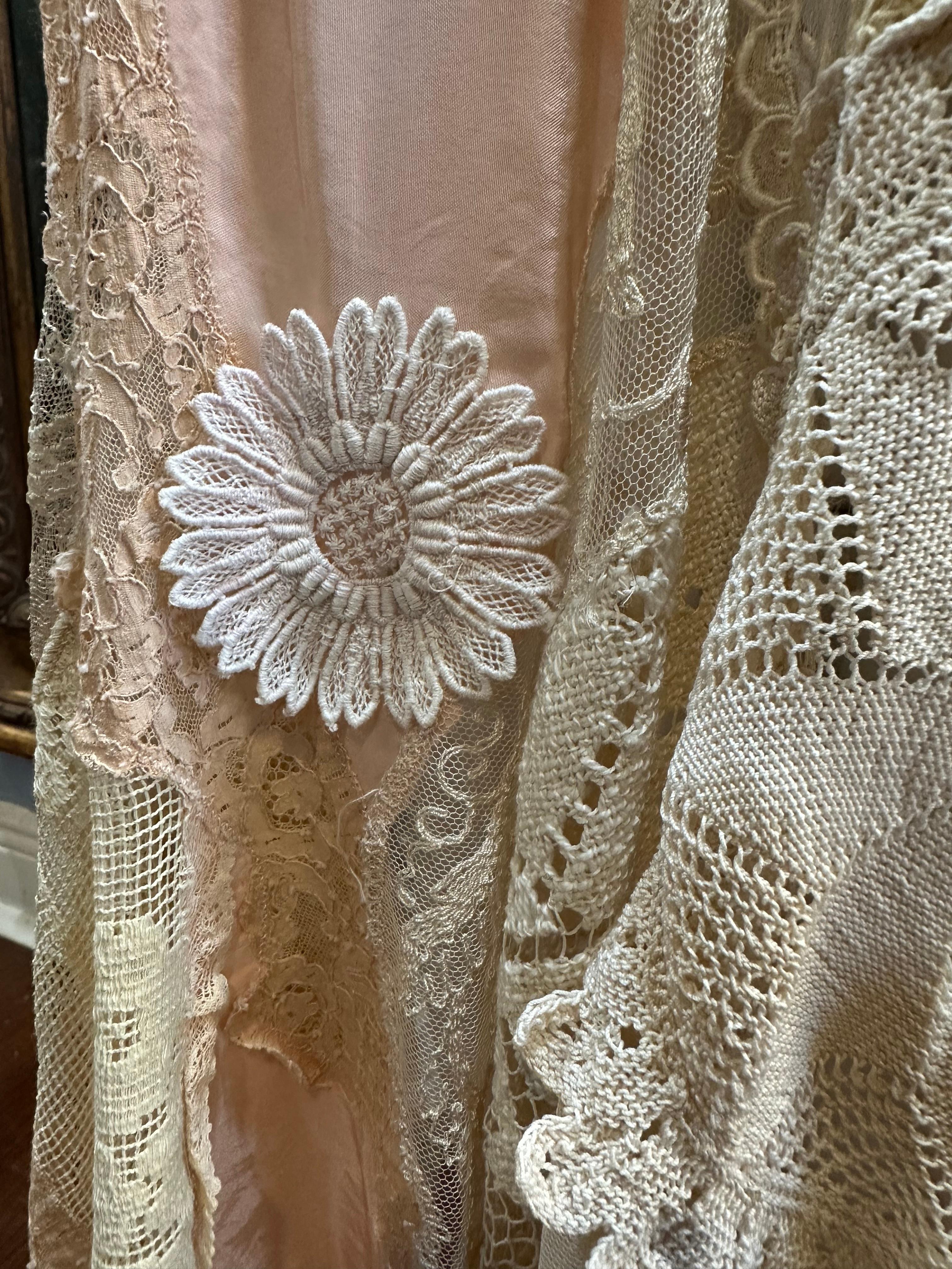 Rosa & weiße antike Spitze Patchwork-Kleid im Angebot 4