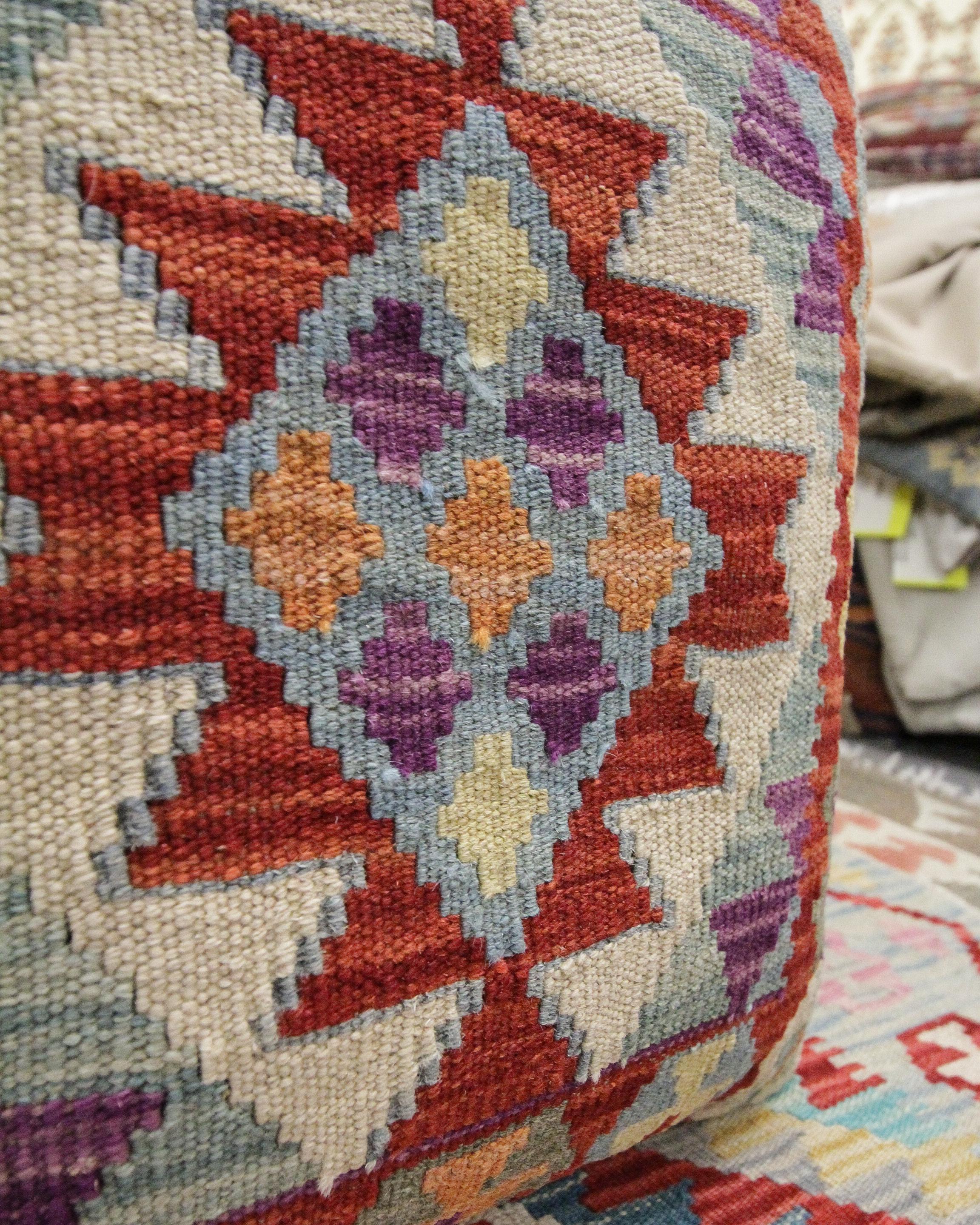 Afghan Blush Red Wool Kilim Cushion Cover Handwoven Geometric Scatter Cushion (housse de coussin Kilim en laine) en vente
