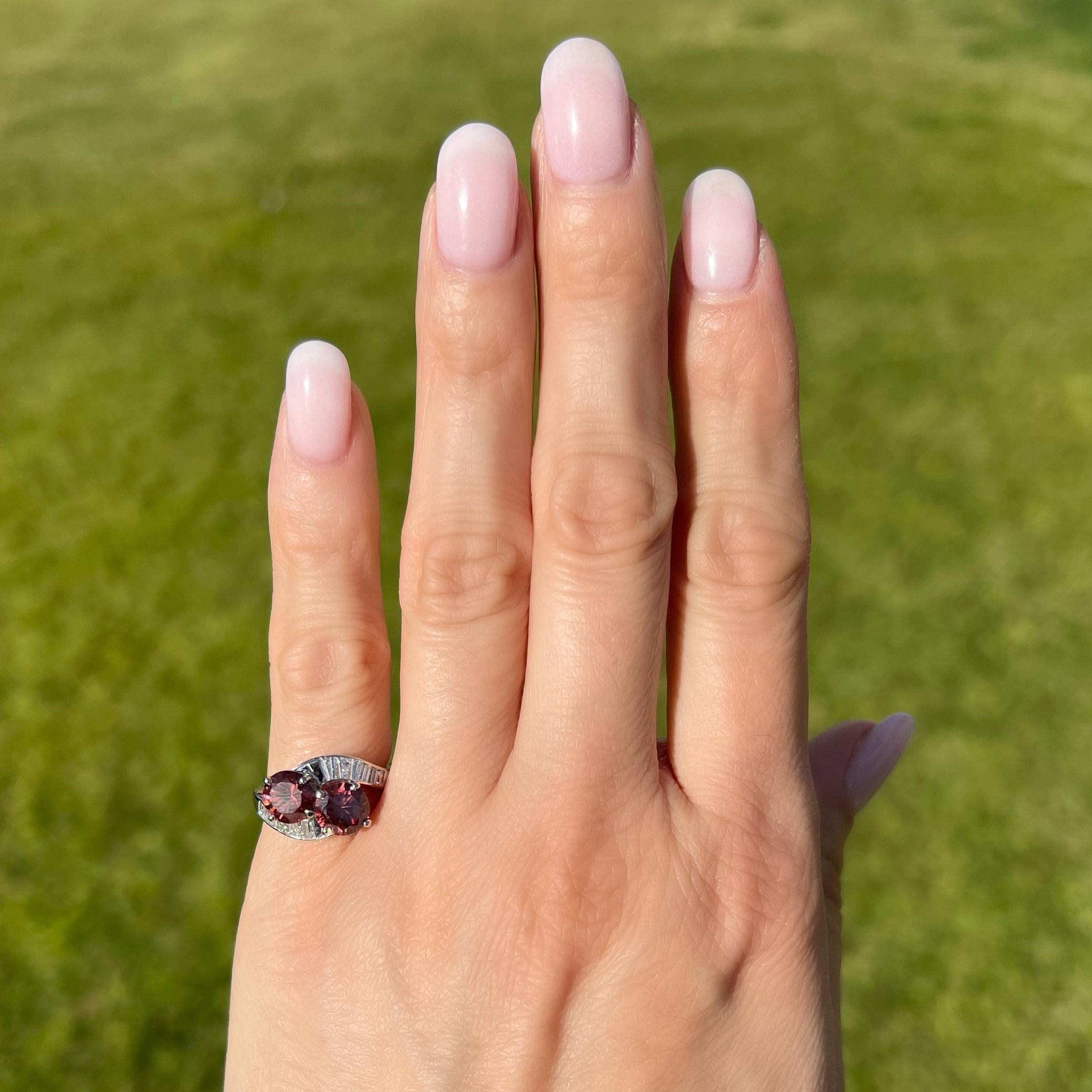 Moderne Bague double bypass Toi et Moi en platine avec zircon rouge poudré et diamant baguette en vente