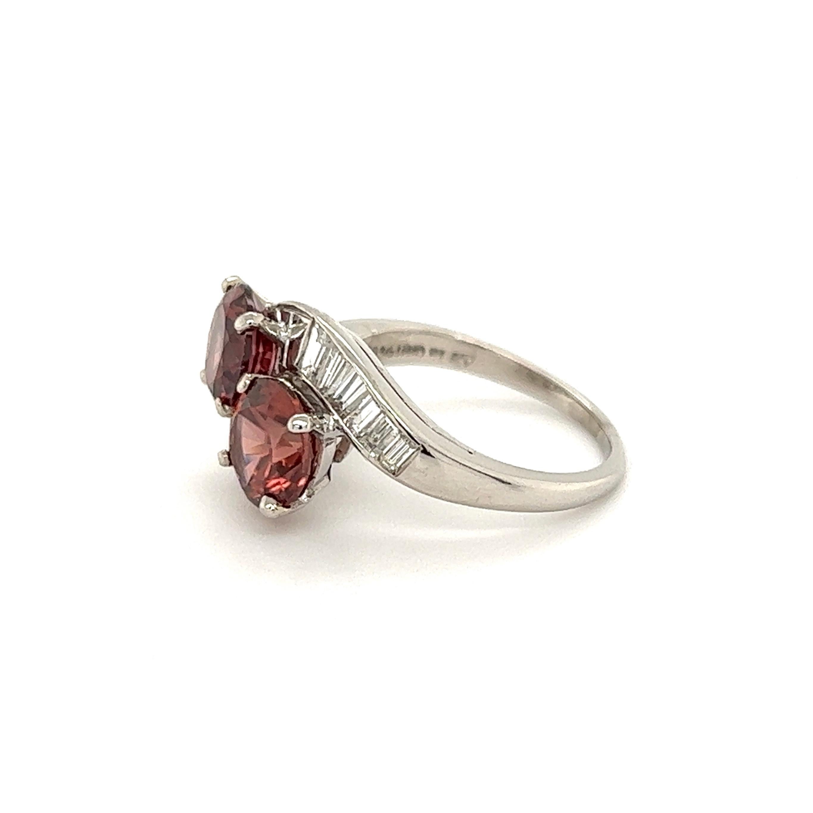 Bague double bypass Toi et Moi en platine avec zircon rouge poudré et diamant baguette en vente 1
