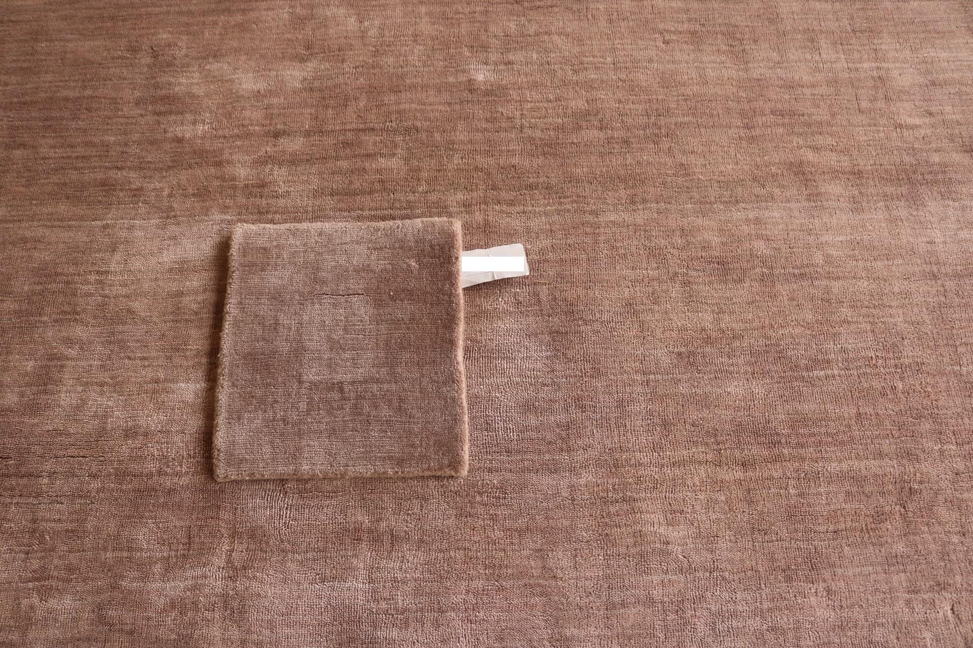 Moderne Tapis semi-peluchonné moderne minimaliste en soie de bambou et soie rose pâle, tissé à la main en vente