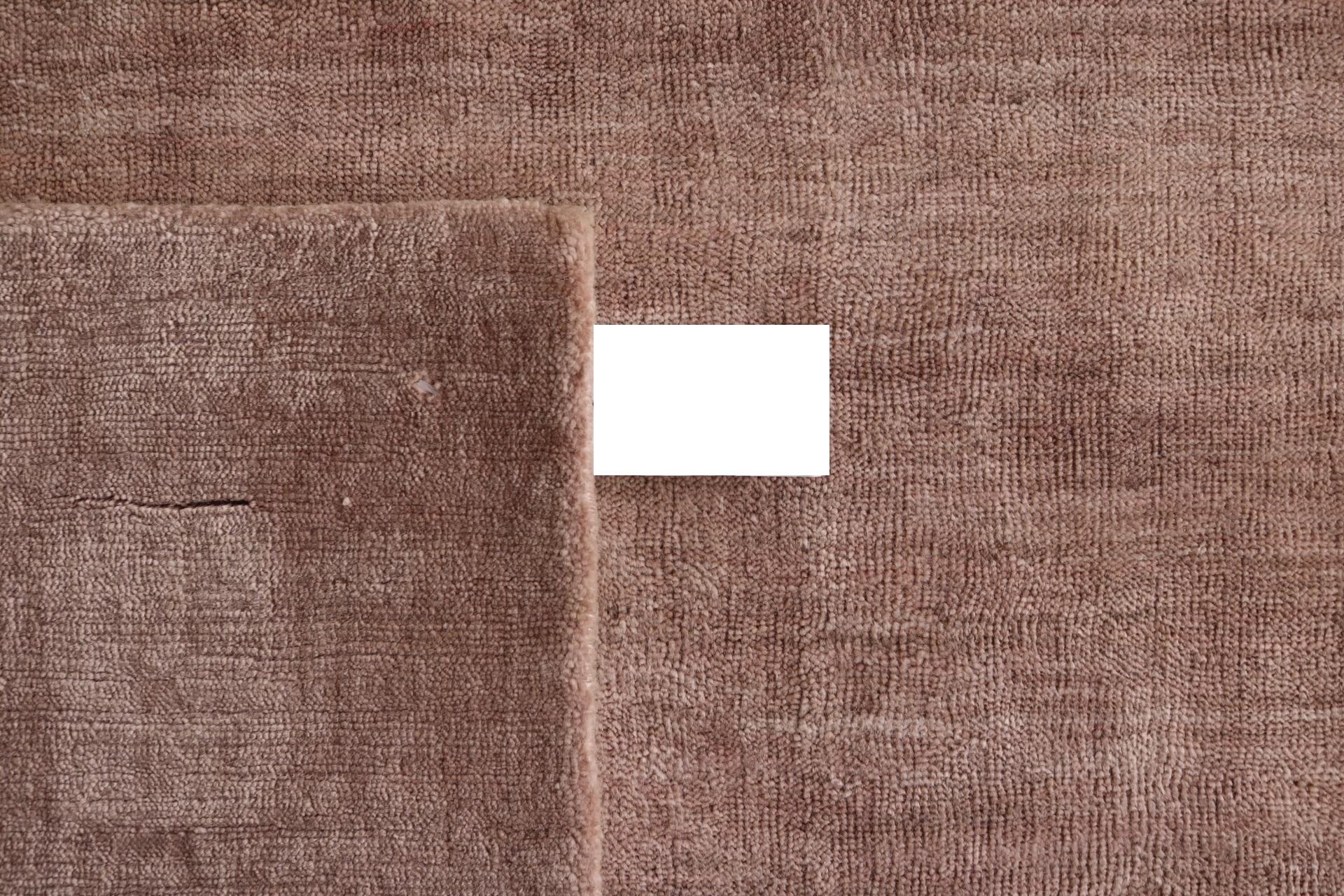 Indien Tapis semi-peluchonné moderne minimaliste en soie de bambou et soie rose pâle, tissé à la main en vente