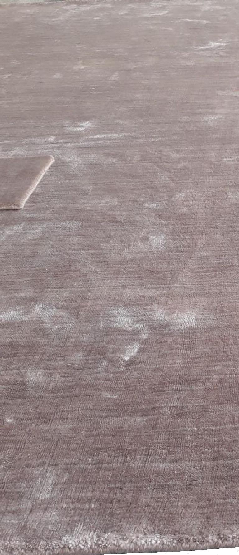 Tapis semi-peluchonné moderne minimaliste en soie de bambou et soie rose pâle, tissé à la main Neuf - En vente à New York, NY