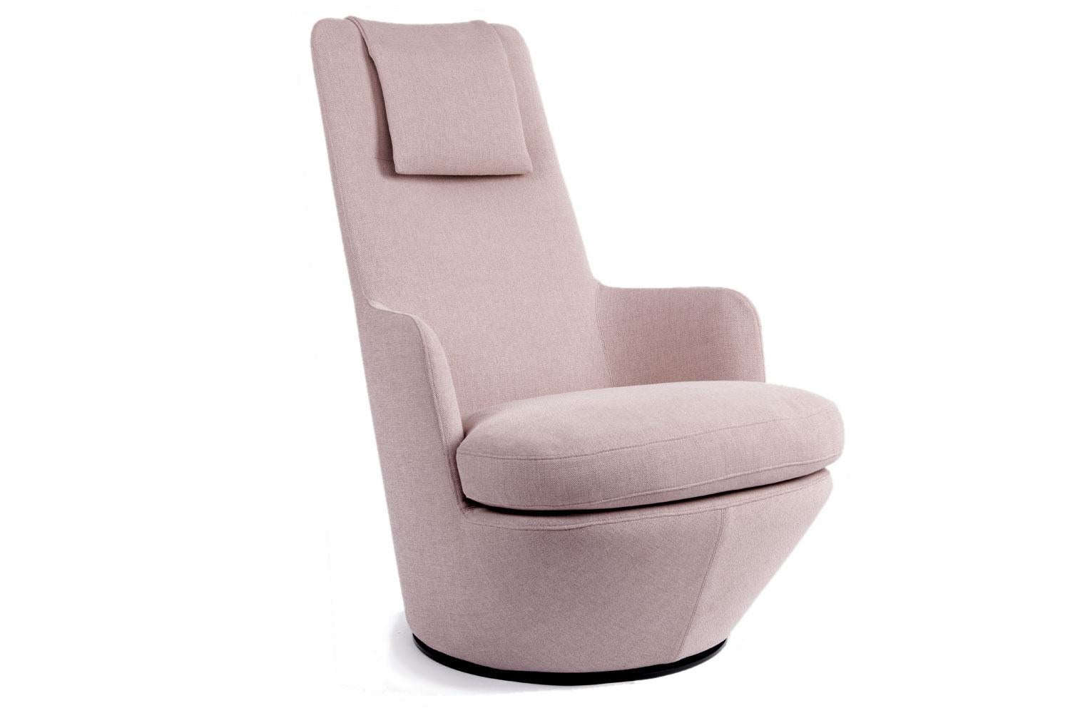 Hi Turn swivel lounge chair by Bensen

Hi Turn is a high back lounge chair that swivels on a discrete circular metal base that rotates smoothly trhough 360º. The combination of an internal steel frame, injection molded cold foam, and a soft down