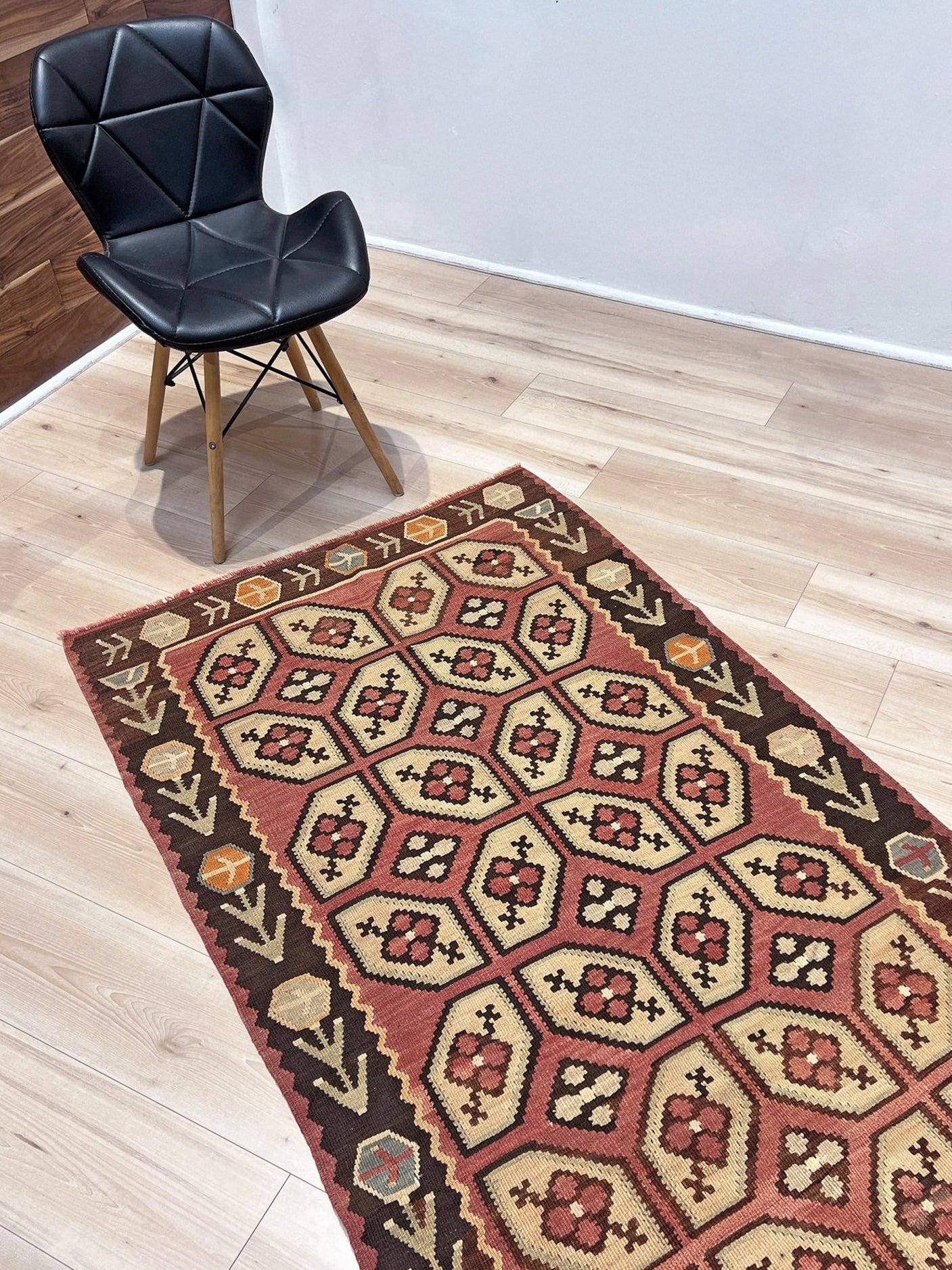 Blush Terracotta Balkan Kelim - • Handgefertigter Vintage-Flachgewebeteppich (4′×6′) - • 1960s im Zustand „Gut“ im Angebot in Burlingame, CA