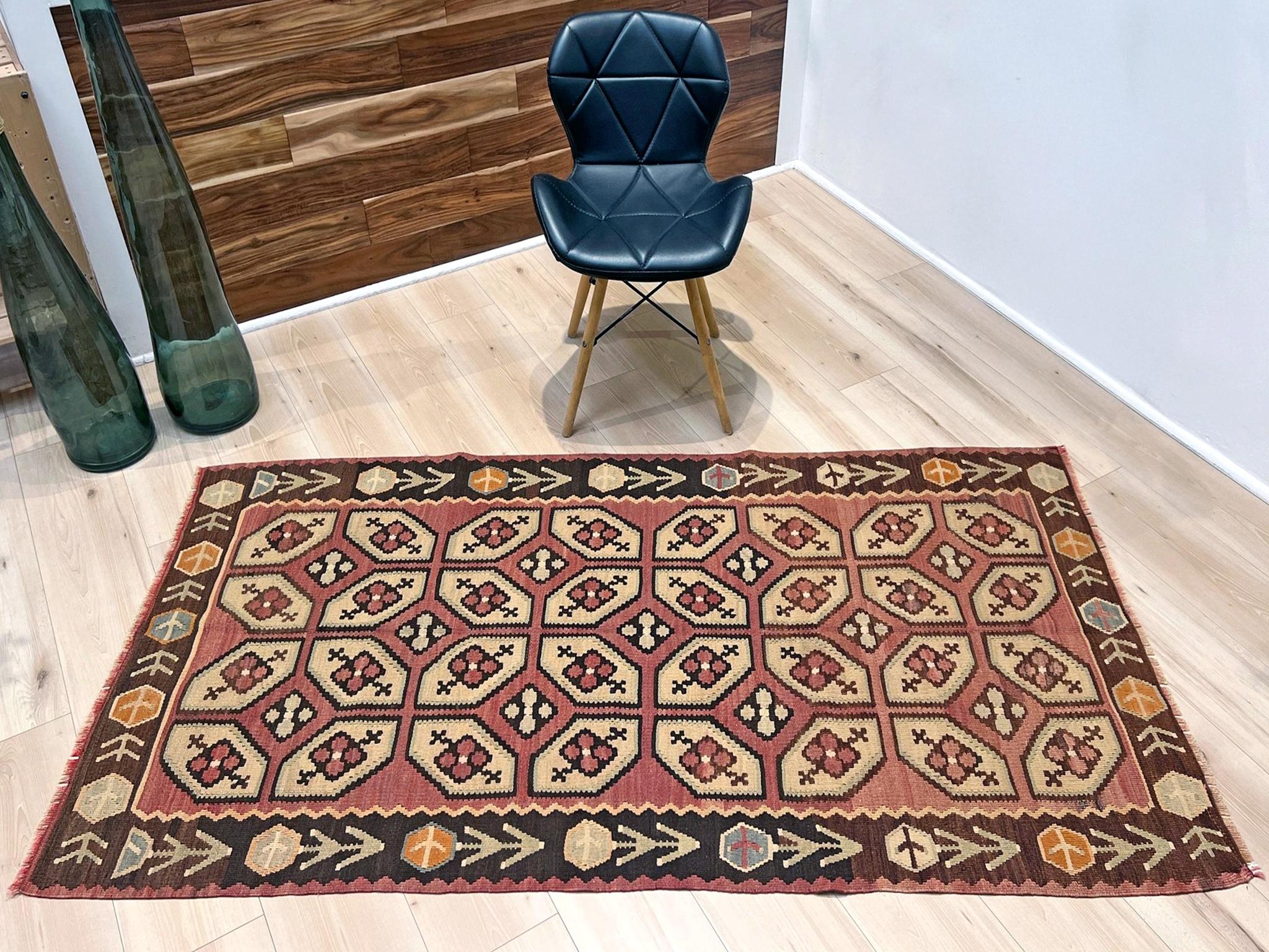 Blush Terracotta Balkan Kelim - • Handgefertigter Vintage-Flachgewebeteppich (4′×6′) - • 1960s im Angebot 1