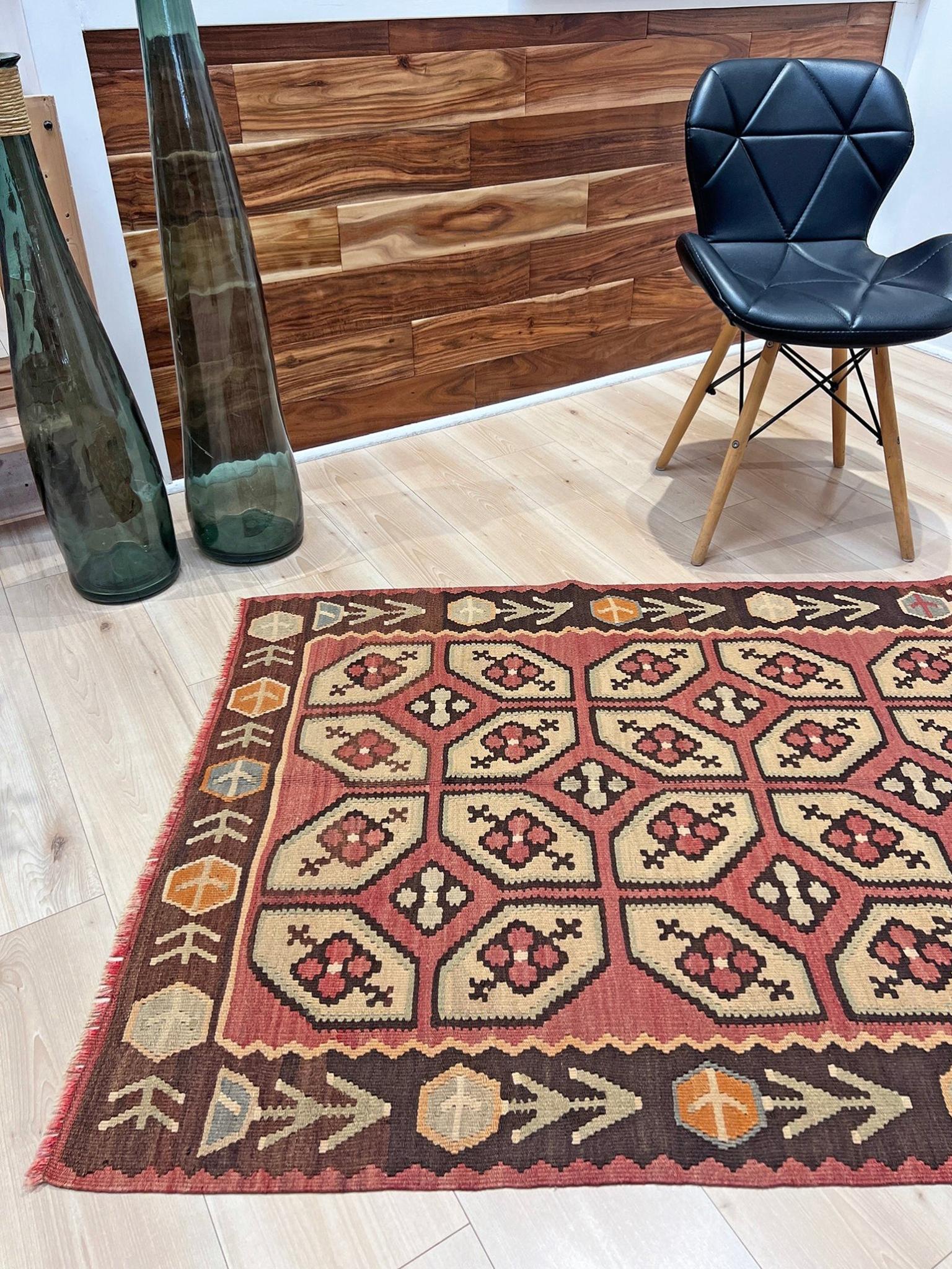 Blush Terracotta Balkan Kelim - • Handgefertigter Vintage-Flachgewebeteppich (4′×6′) - • 1960s im Angebot 2