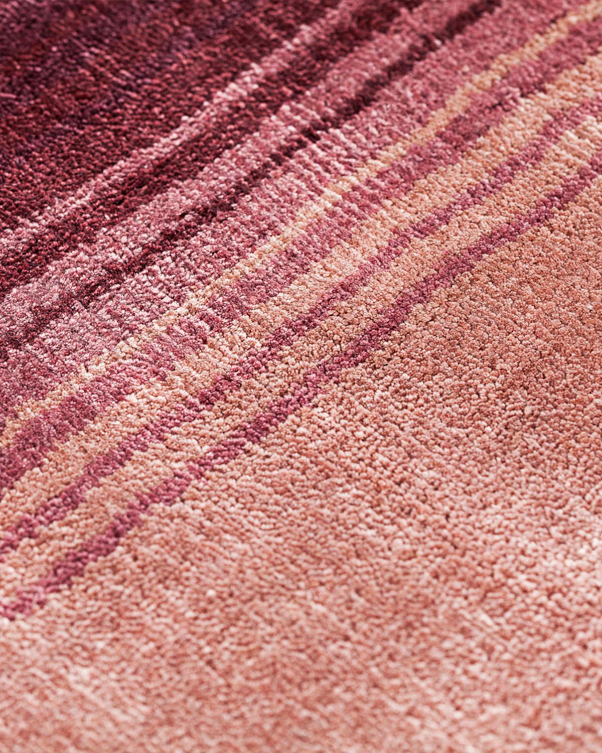 Alfombra rectangular Artisan Blush Touch 300 de viscosa tejida a mano by Mohebban Posmoderno en venta