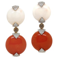 Rosafarbene weiße und rote Koralle 18K Gelbgold Diamanttropfen-Ohrringe