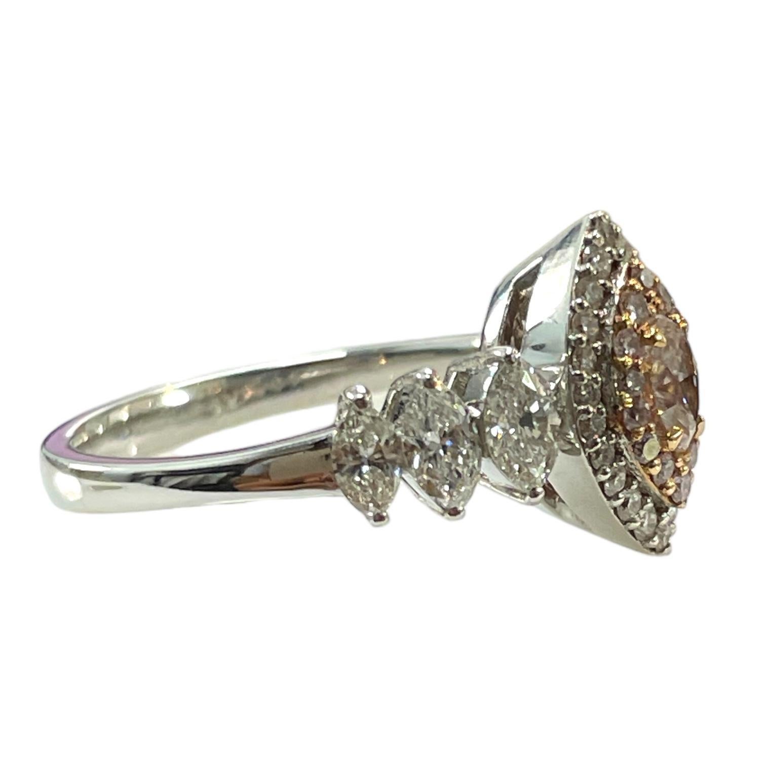 Blushing Elegance: Anillo de Diamante Natural Marquesa Rosa de Oro Blanco de 18 K en Excelente estado para la venta en New York, NY