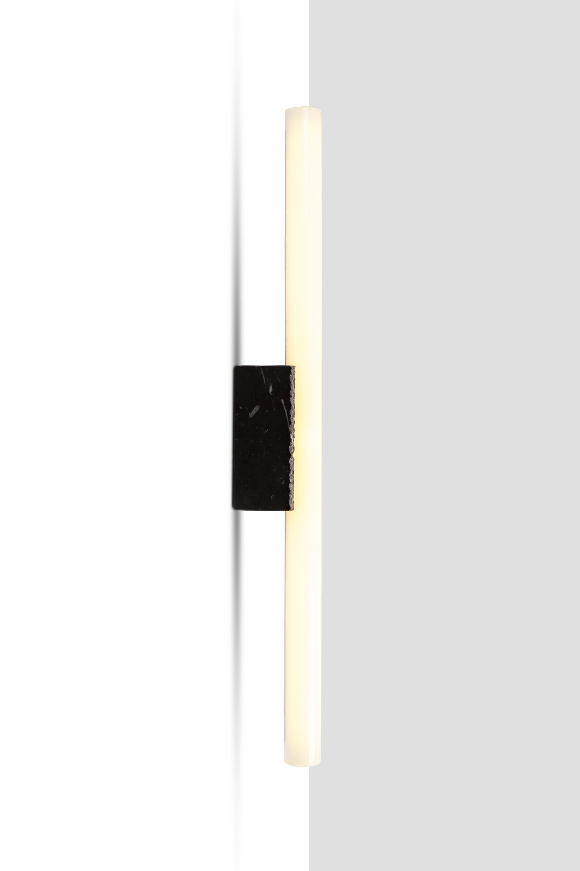 Lampada da parete BLVR Nero maquina di Lexavala
Dimensioni: H. 30 x D. 5 cm 
Materiali: Marmo Nero Marquina.
Disponibile anche nella variante da 50 cm.

Il marmo è disponibile nelle varianti Bianco Carrara, Nero Marquina e Verde