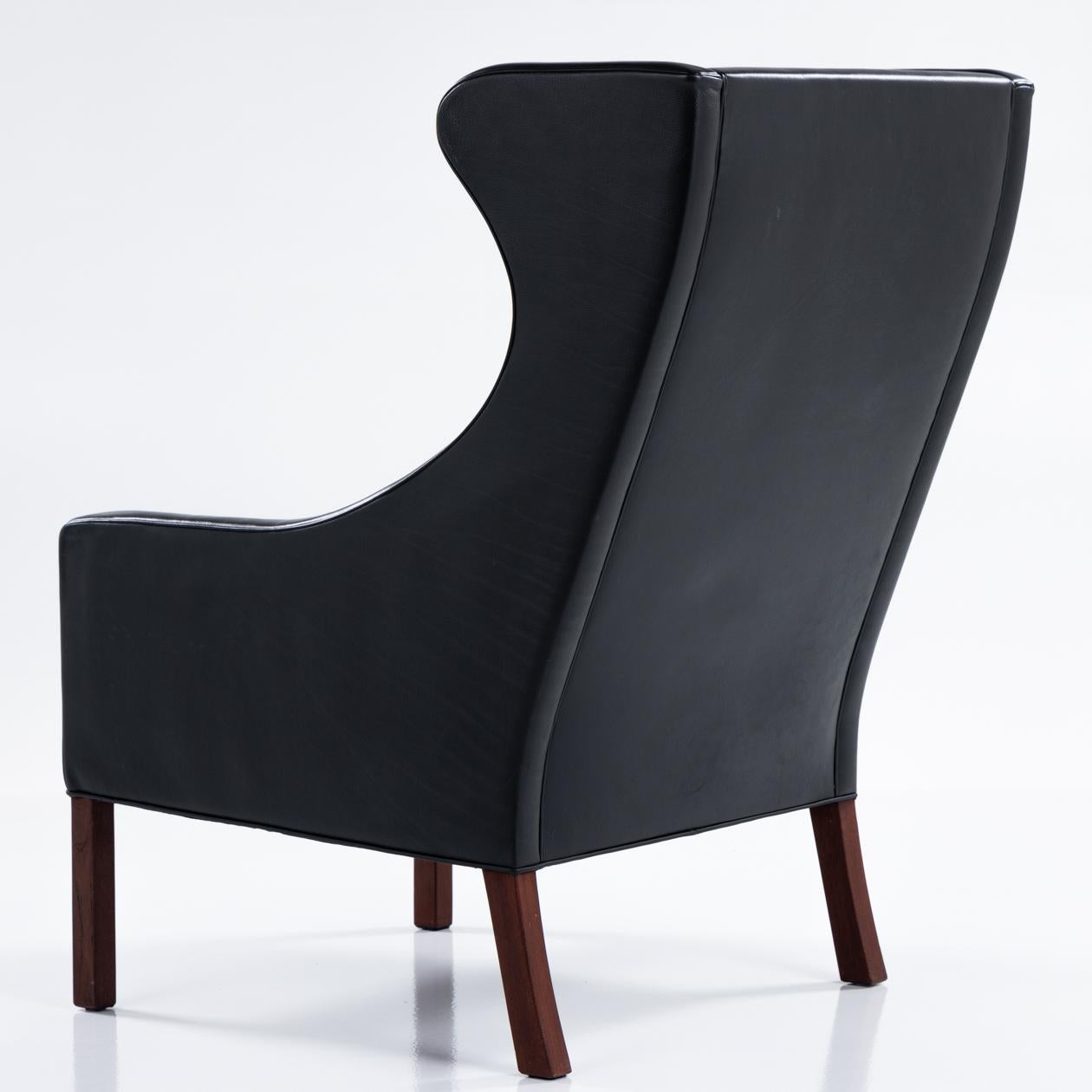 BM 2204 - The Wing back chair' in black leather and walnut legs. Børge Mogensen / Fredericia Furniture