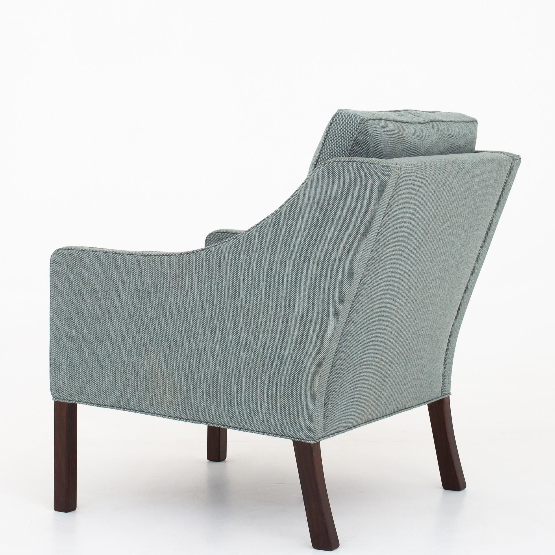 BM 2207 - Easy chair in fabric from Kvadrat (Re-Wool 868) with legs in stained oak. Maker Fredericia Furniture.