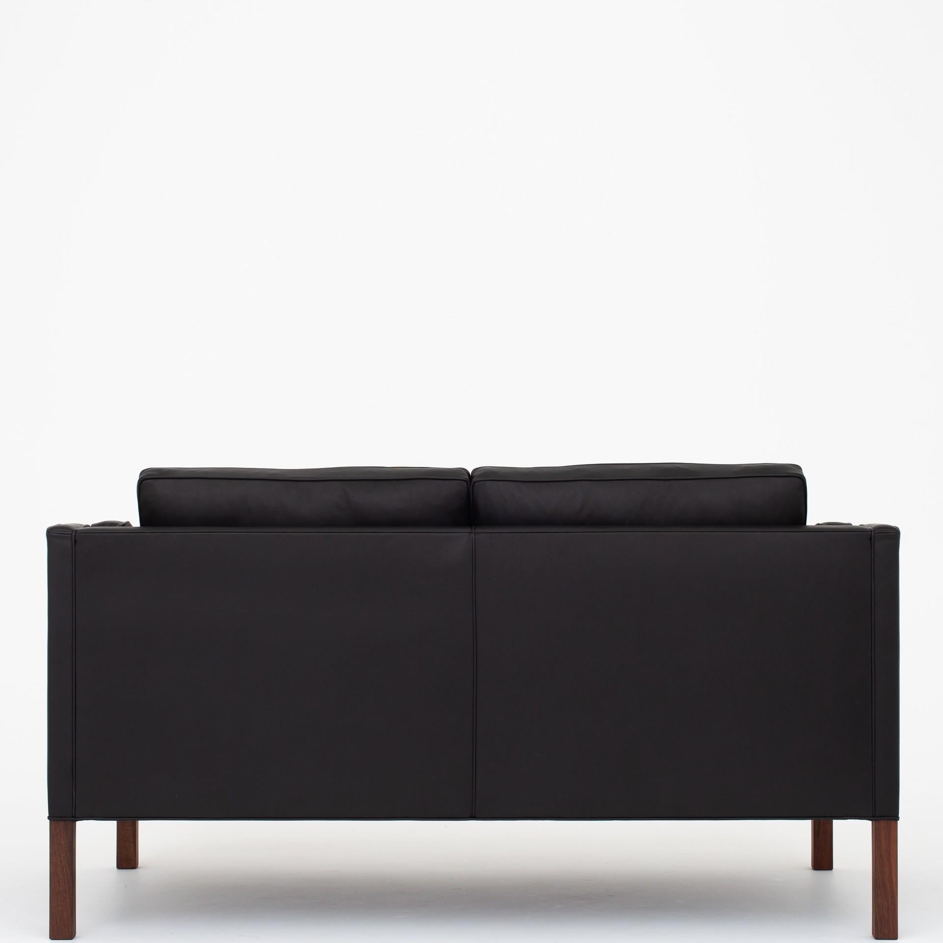 BM 2212 - Neu gepolstertes 2-Sitzer-Sofa in Black Pleasure mit Beinen in Nussbaum. Hersteller Fredericia Furniture.