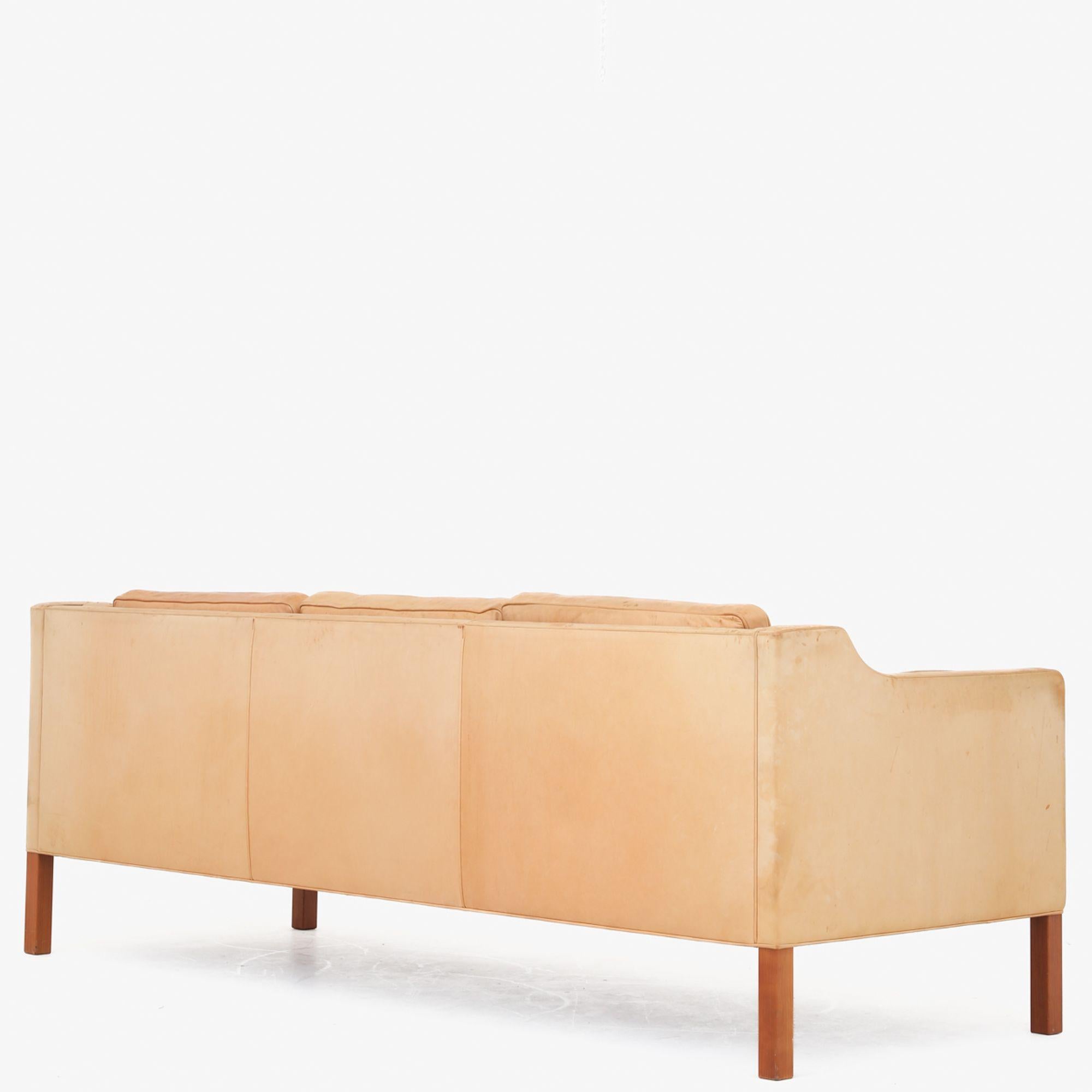 BM 2213 - 3 seater sofa in patinated natural leather and legs in cherry wood. Børge Mogensen / Fredericia Furniture.