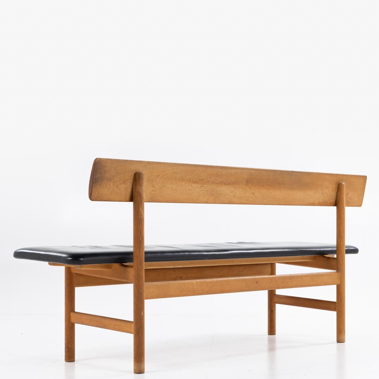 BM 3171 bench in patinated oak and black leather. Børge Mogensen / Fredericia Furniture