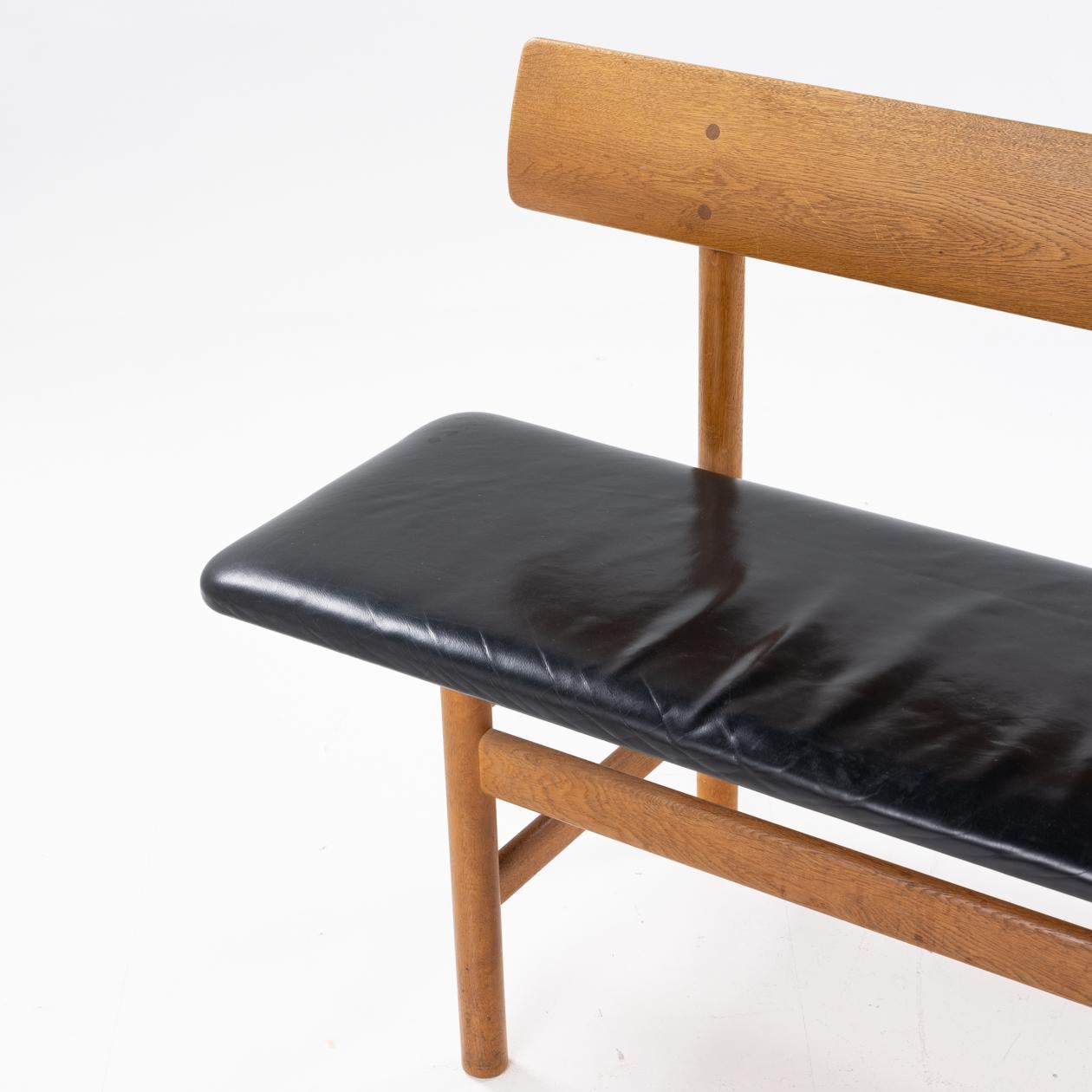 Danish BM 3171 bench in oak with patinated leather by Børge Mogensen For Sale