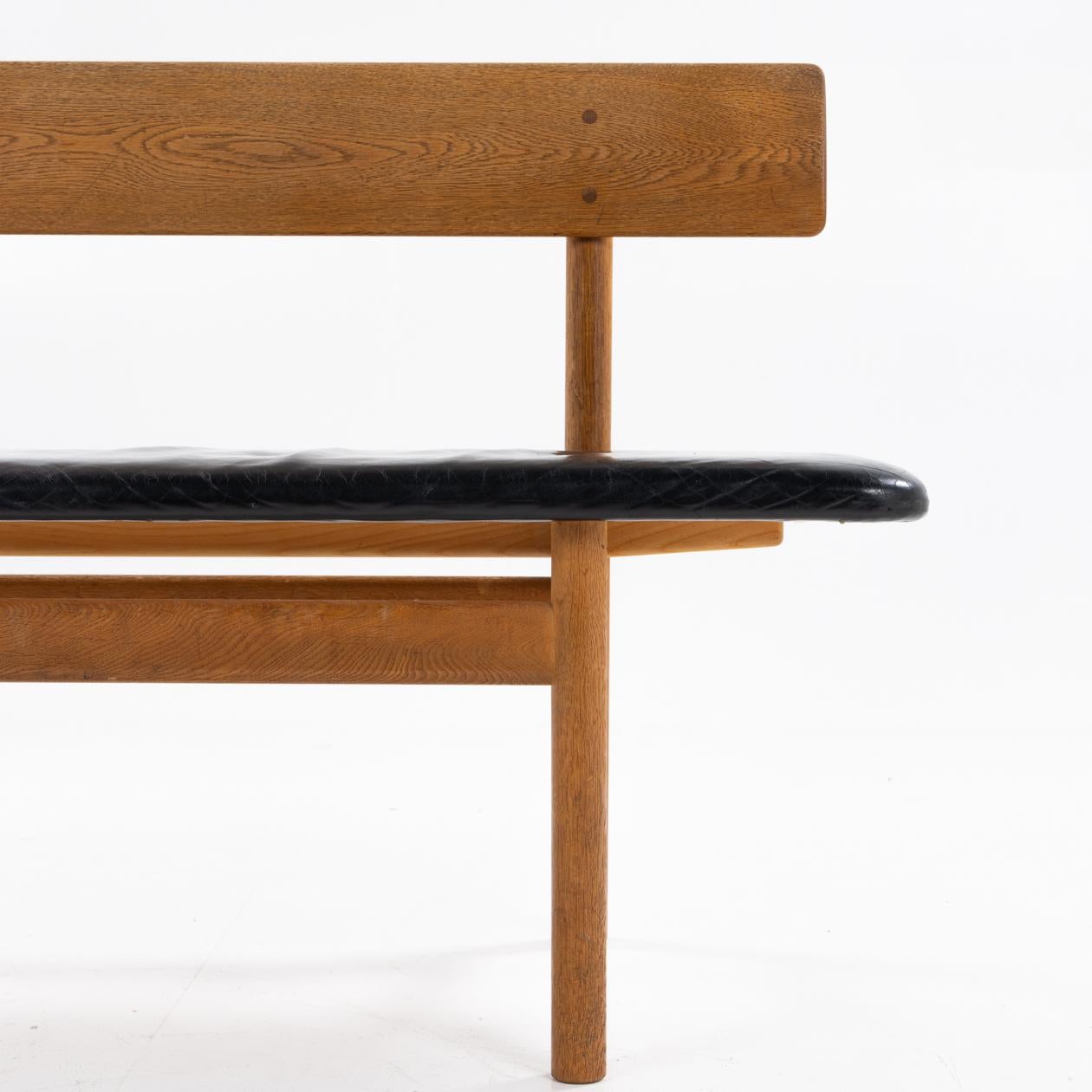 Patinated BM 3171 bench in oak with patinated leather by Børge Mogensen For Sale