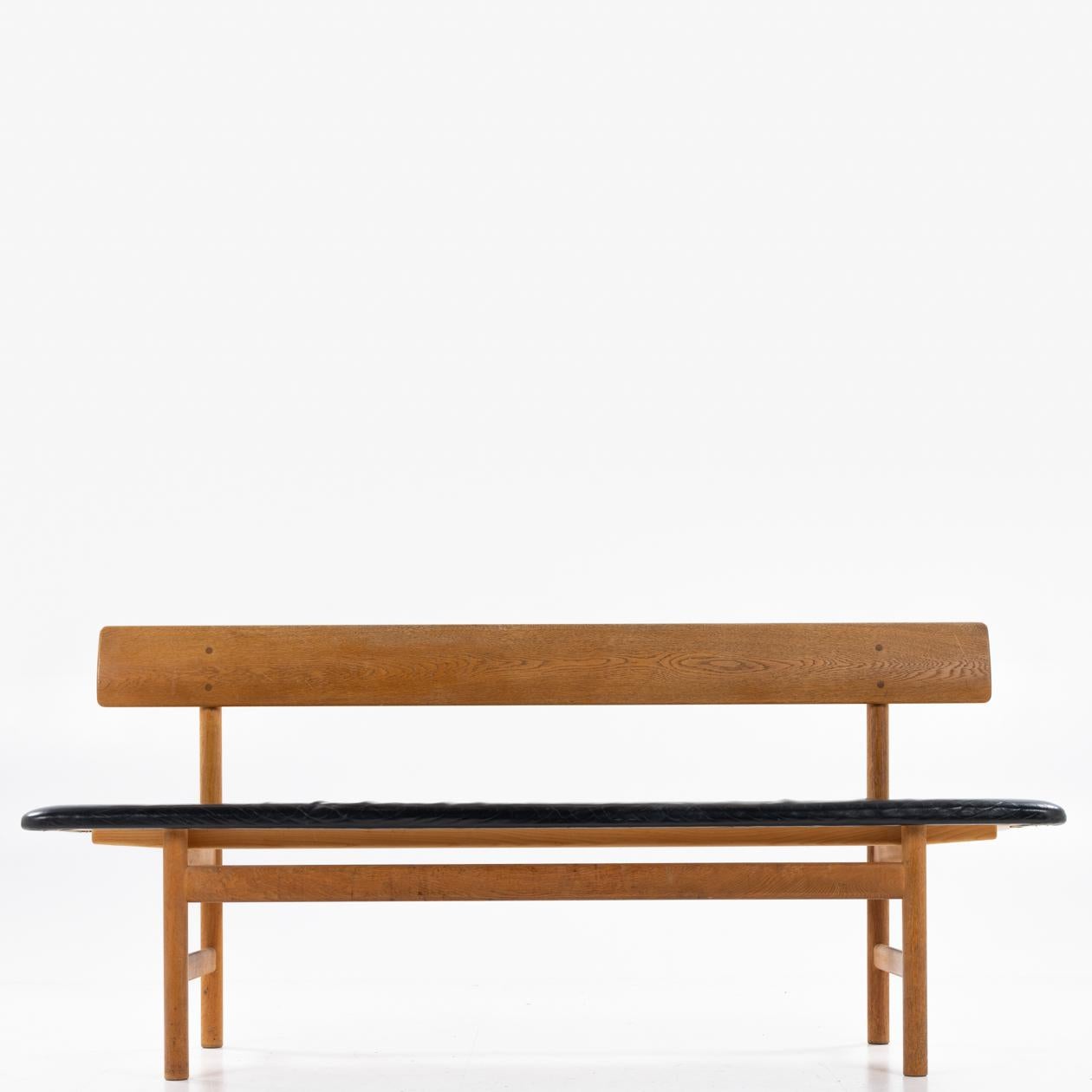Leather BM 3171 bench in oak with patinated leather by Børge Mogensen For Sale
