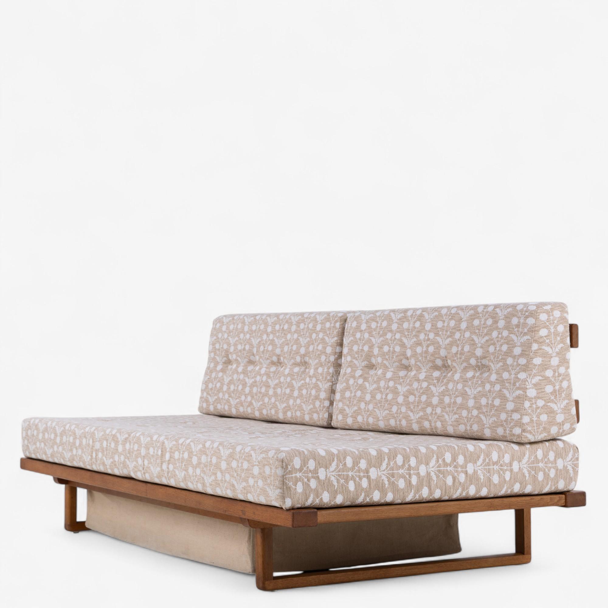 BM 4312 - Daybed in oak with storage and reupholstered cushions in 'NIRA' textile (colour: 2) from Güell Lamadrid. Designed by Børge Mogensen and made by Fredericia Furniture.