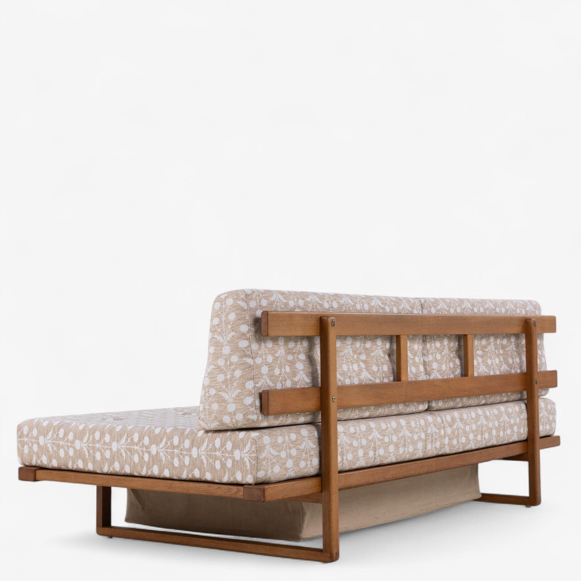 20ième siècle BM 4312 - Reupholstered daybed in oak by Børge Mogensen en vente