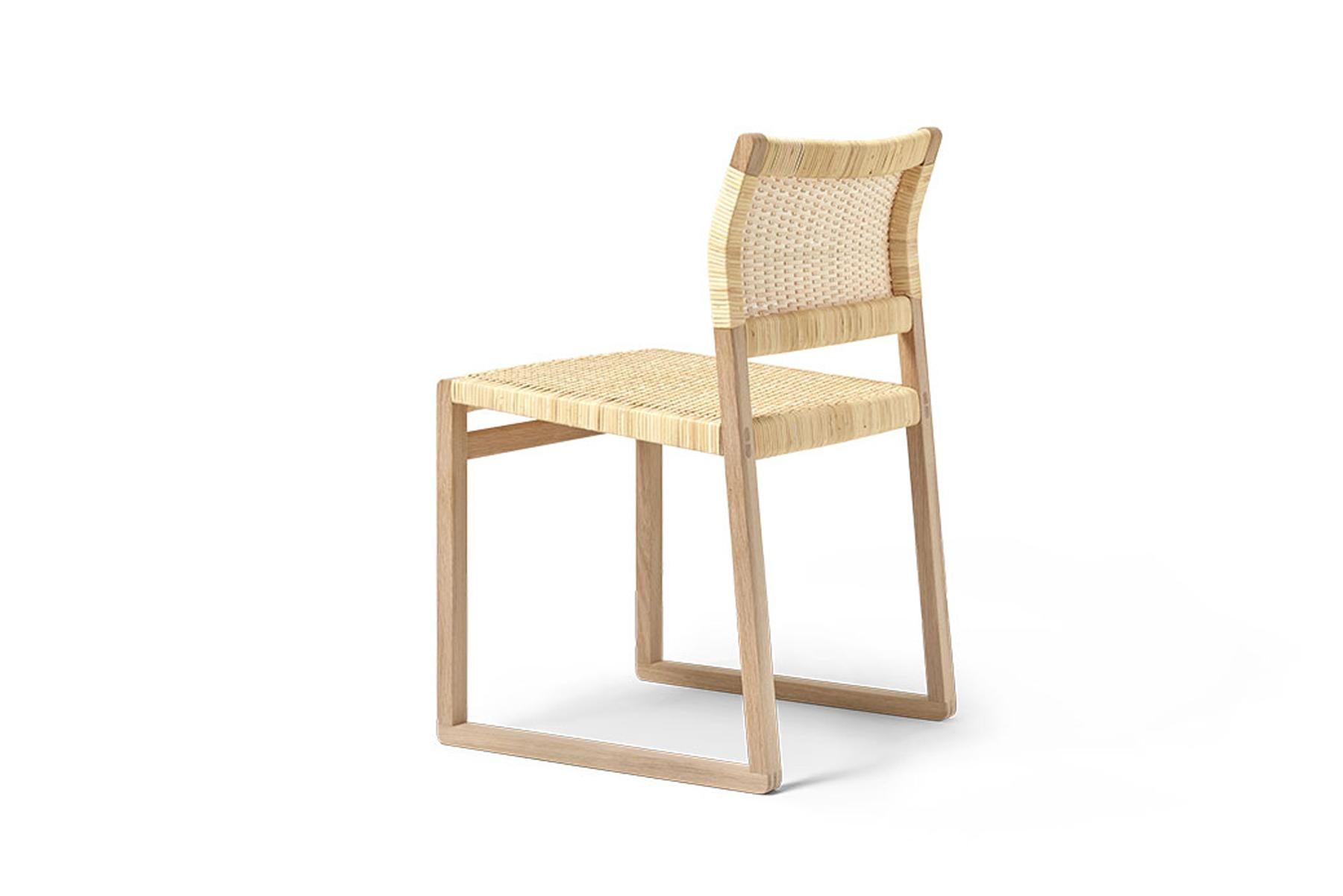 Der BM61 Chair und der BM62 Armchair sind schlank und doch solide, einfach und doch auffallend. Sie bringen uns zurück zur Natur - eine willkommene Rückkehr zu einfachen Formen, die die Essenz eines Konzepts einfangen. Freiliegende Konstruktion. Und