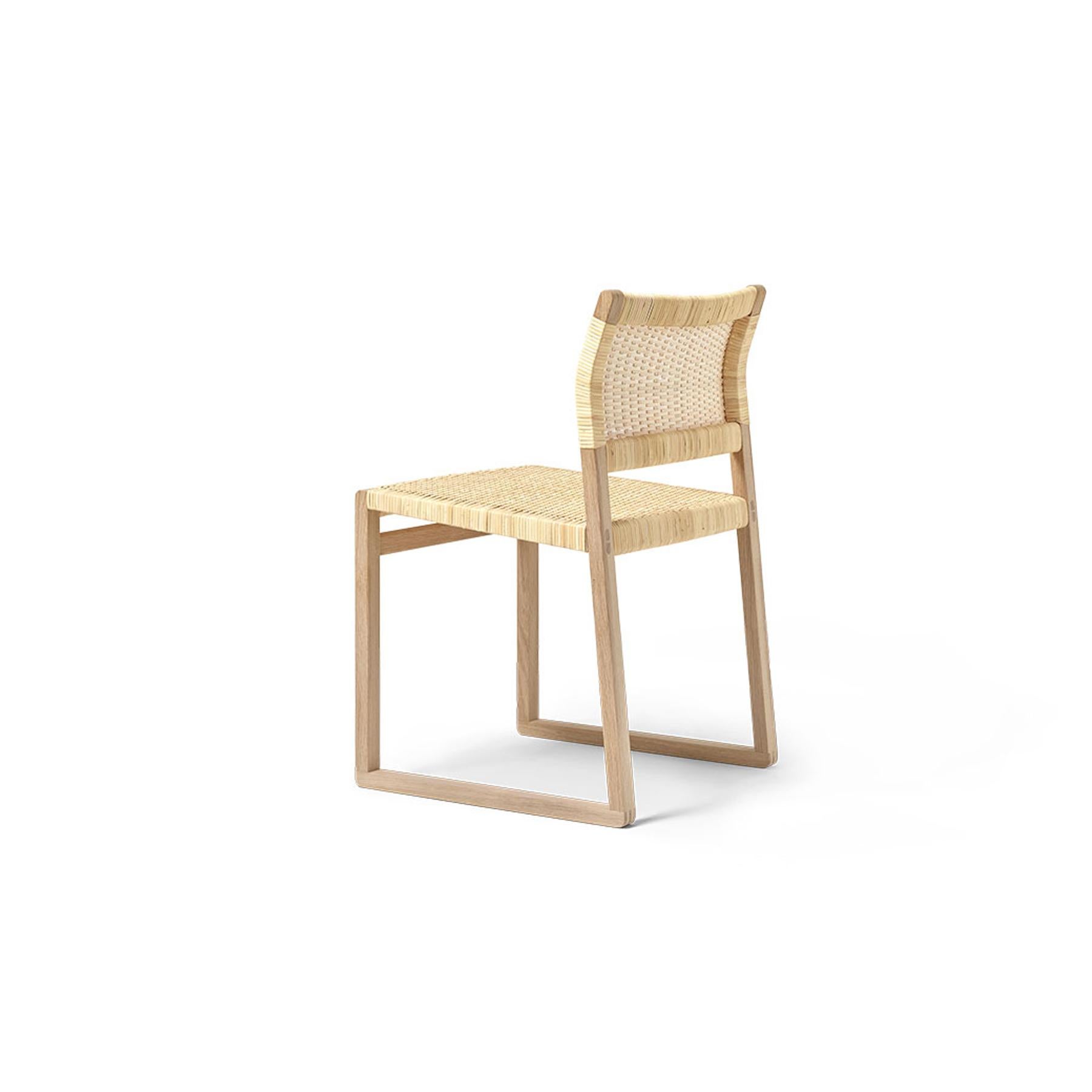 Slender yet solid, simple yet striking, the BM61 dining chair brings us back to nature in a welcome return to simple shapes that capture the essence of a concept. Exposed construction. And authentic materials that outlast any temporary trend.

For