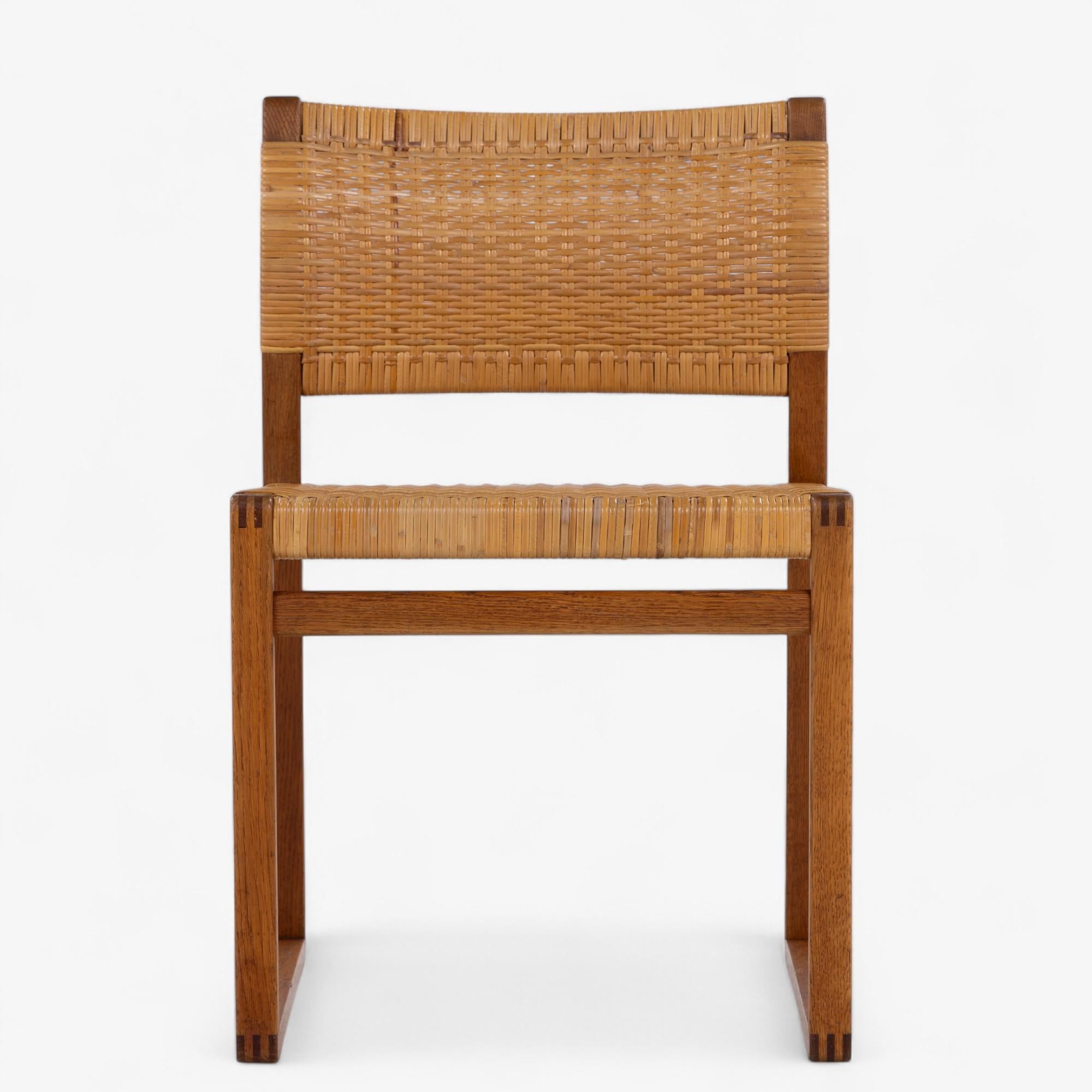 BM 61 - Set of 4 dining chairs in oak and patinated wicker. Designed by Børge Mogensen and made by Fredcericia Furniture.