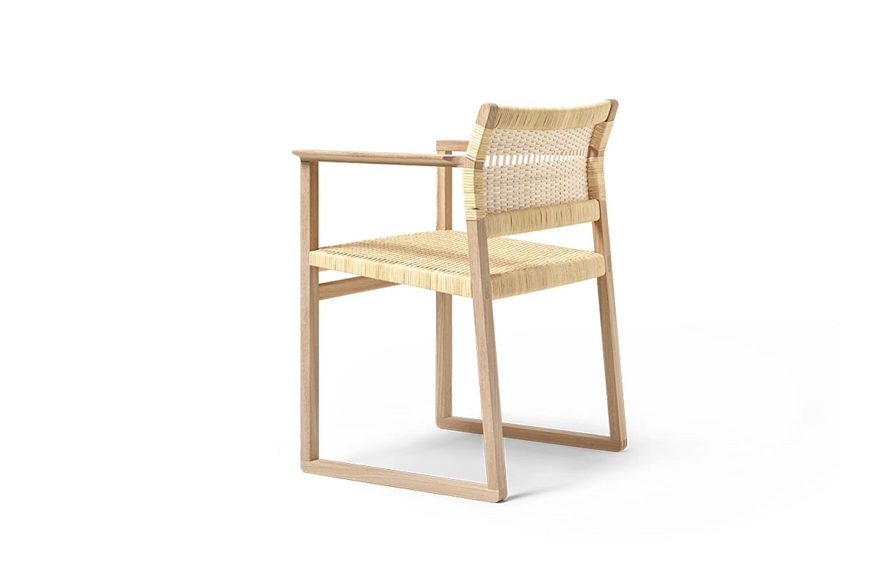 Der Stuhl BM61 und der Sessel BM62 sind schlank und doch solide, einfach und doch auffallend. Sie bringen uns zurück zur Natur, indem sie die Essenz eines Konzepts in einfachen Formen wiedergeben. Freiliegende Konstruktion. Und authentische