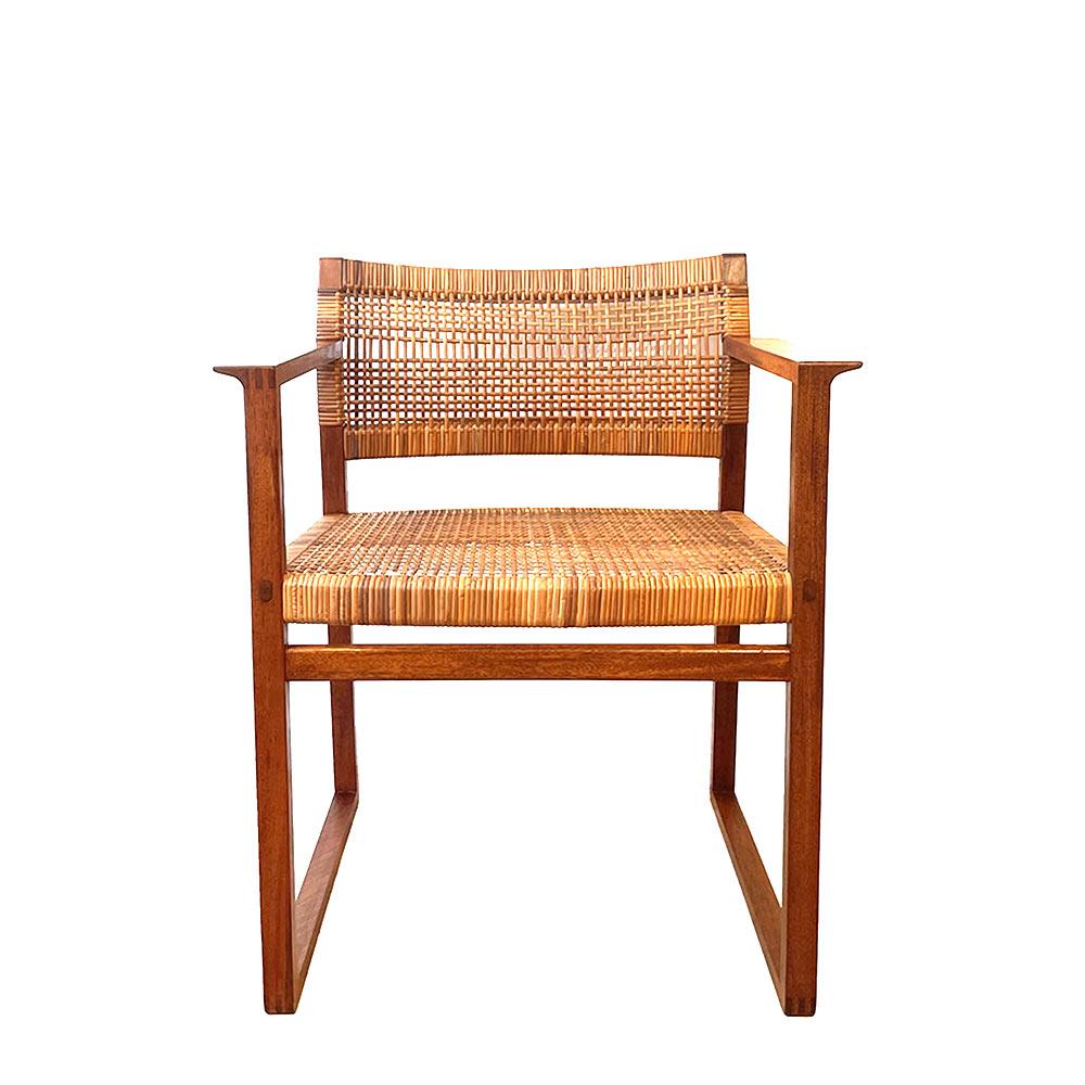 Seltenes Paar BM62-Sessel mit Mahagonistruktur und original geflochtenem Rohr. Dieser ikonische Mogensen-Sessel von hoher Fertigungsqualität steht ganz im Zeichen des dänischen modernistischen Designs. Es besteht aus klaren Linien, bei der