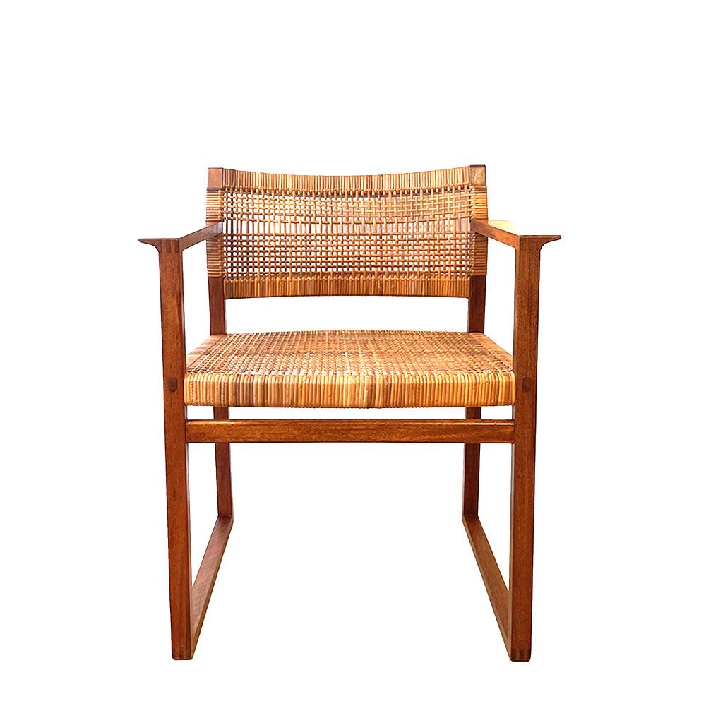 Rara coppia di poltrone BM62 con struttura in mogano e canna intrecciata originale. Di alta qualità manifatturiera, questa iconica poltrona Mogensen rappresenta l'essenza del design modernista danese. Si compone di linee pulite, con una particolare