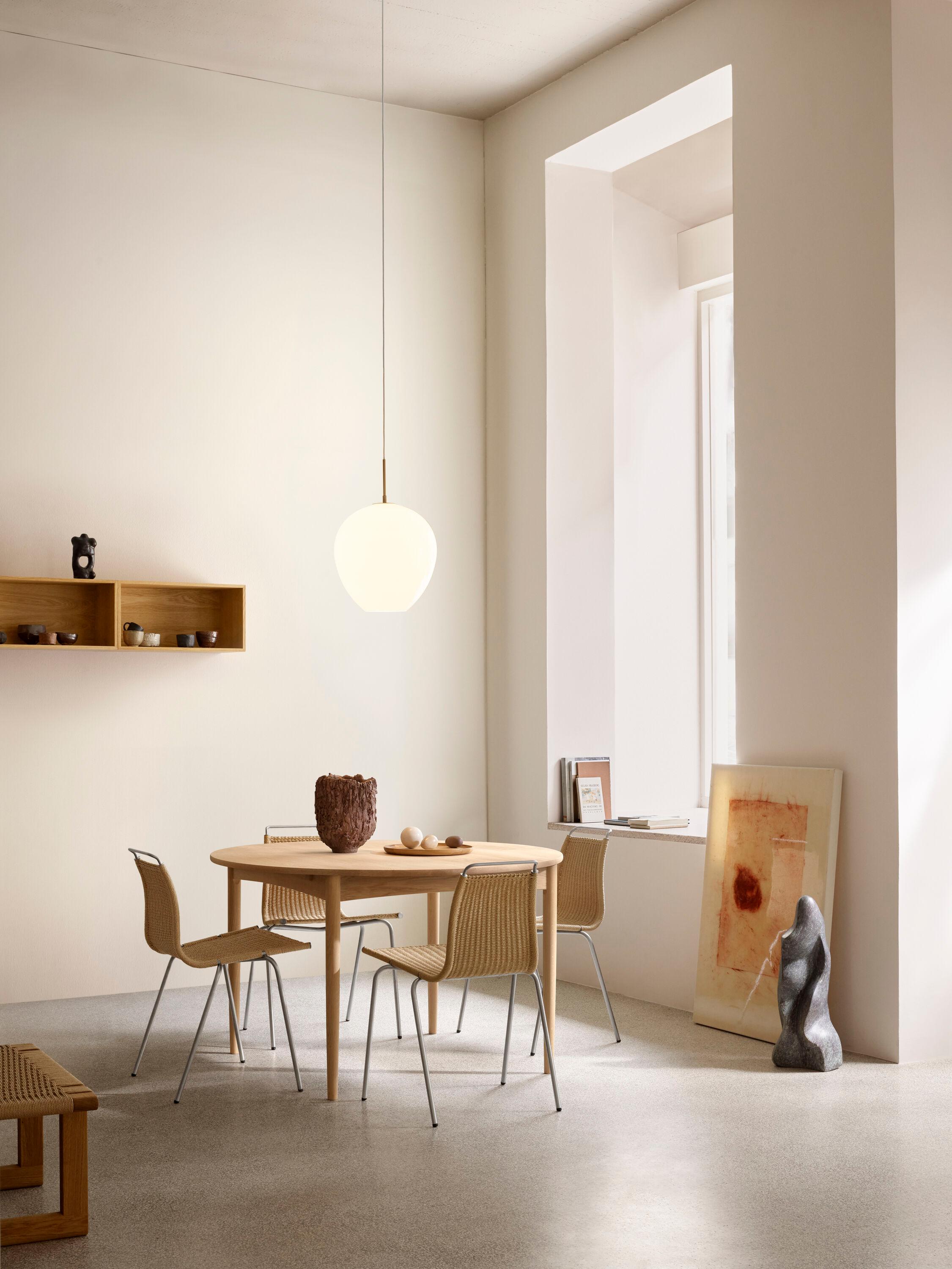 BM0121' Table de salle à manger en Oak par Børge Mogensen pour Carl Hansen & Son

En avance sur son temps à bien des égards, l'approche élégante et fonctionnelle du design de Børge Mogensen allait créer un précédent pour le minimalisme scandinave