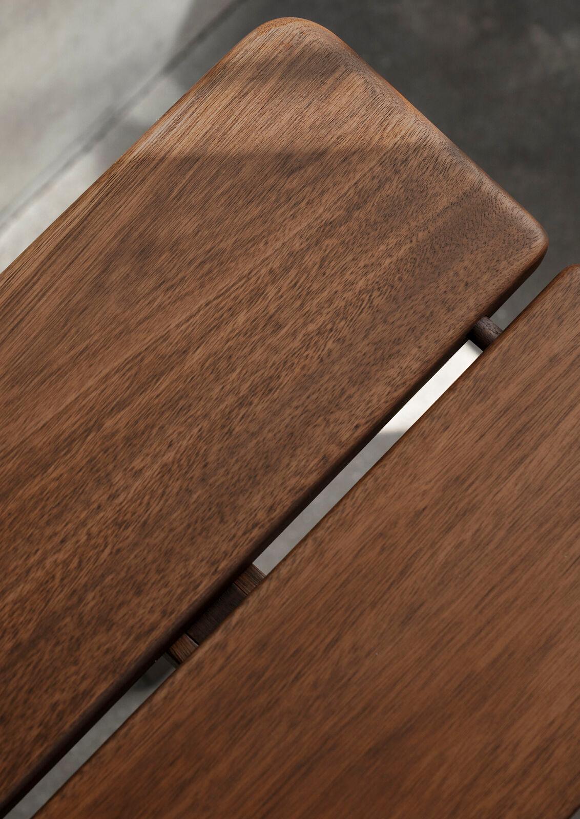 Die Asserbo Bench von Børge Mogensen ist ein hervorragendes Beispiel für Design, bei dem der Mensch im Mittelpunkt steht. Sie demonstriert den Ansatz des dänischen Designers in Bezug auf Funktion und Form. Die perfekt proportionierte Sitzfläche aus