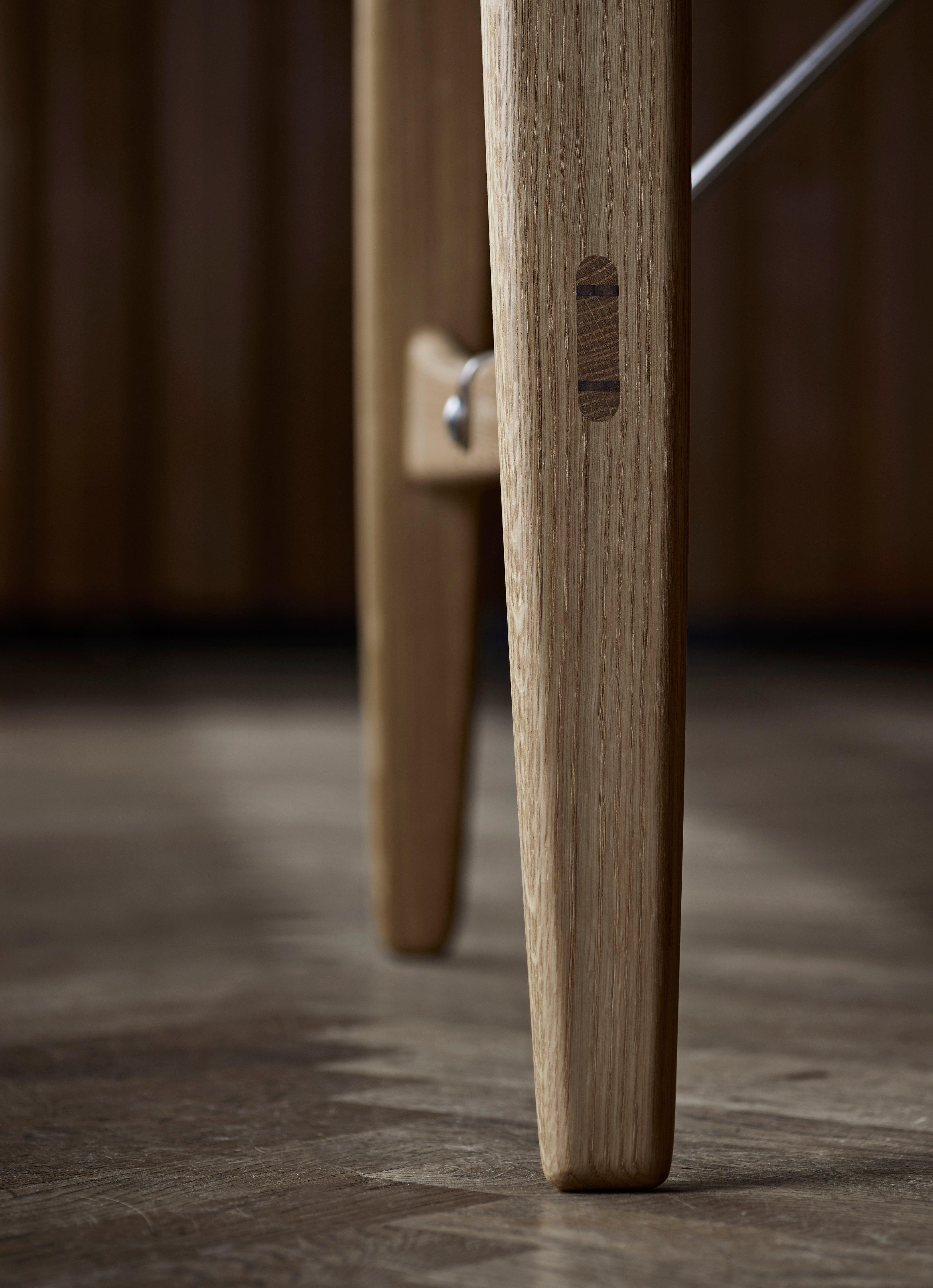 Mesa de caza BM1160 en roble aceitado con barras de acero inoxidable by Børge Mogensen Moderno