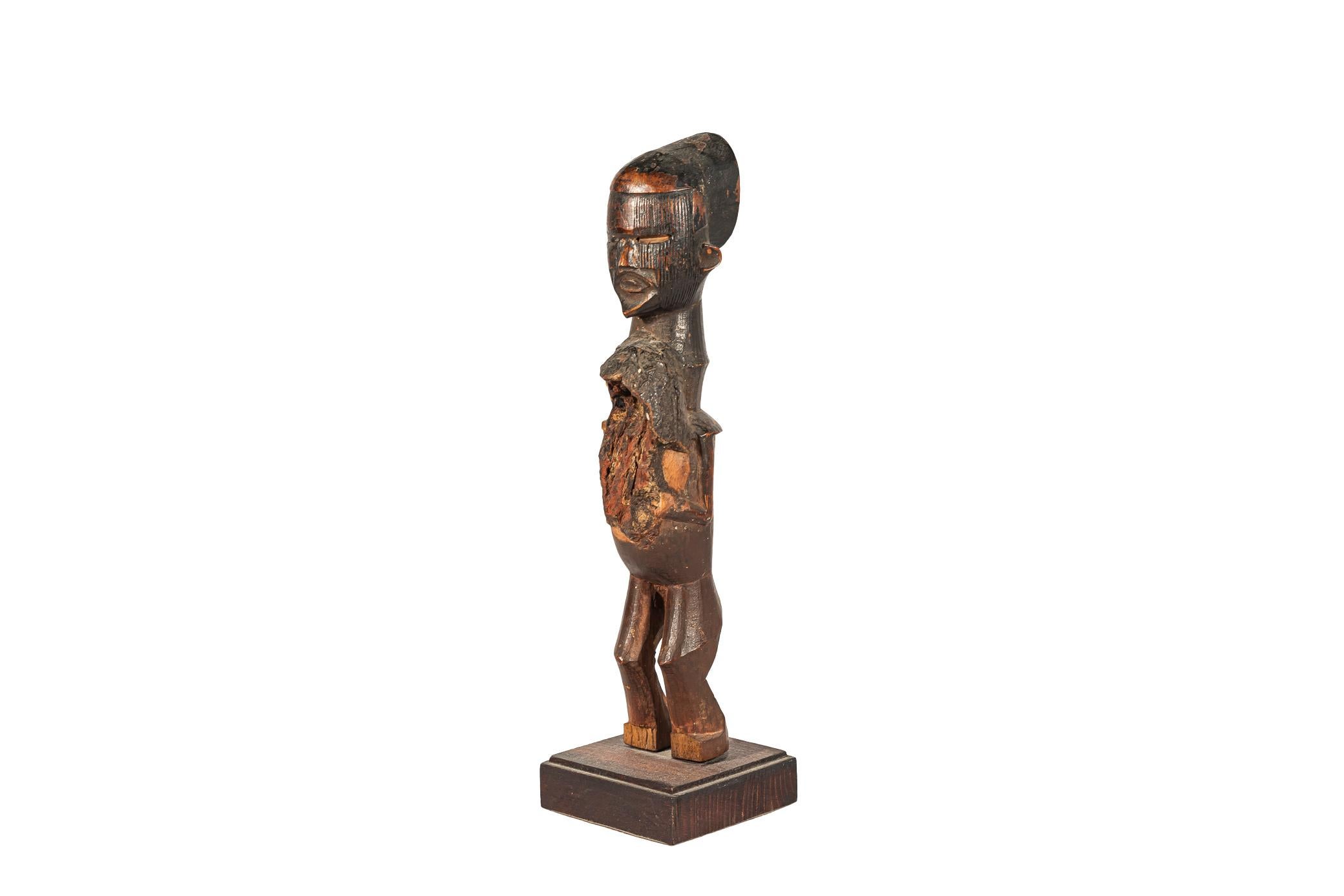 Téké statue,
Wood with brown patina,
Remains of magical substance,
Democratic Republic of the Congo, circa 1940.

Measures: Height 29 cm, depth 7 cm, width 7 cm.

Established between the Democratic Republic of Congo, the Republic of Congo and Gabon,