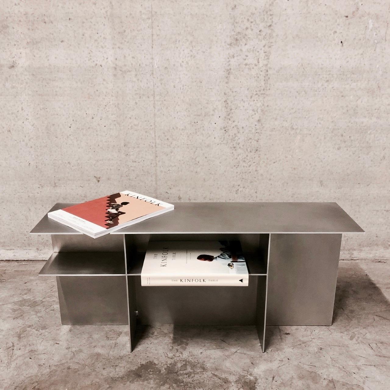 BNCH+ Multifunktionales Objekt aus Aluminium von Esther De Vos
Abmessungen: 90 B x 25 T x 40 H cm
MATERIALIEN: Leichtes Aluminium, transparentes Wachs.

BNCH+ ist ein multifunktionales Objekt der belgischen Designerin und Metallarbeiterin Esther De