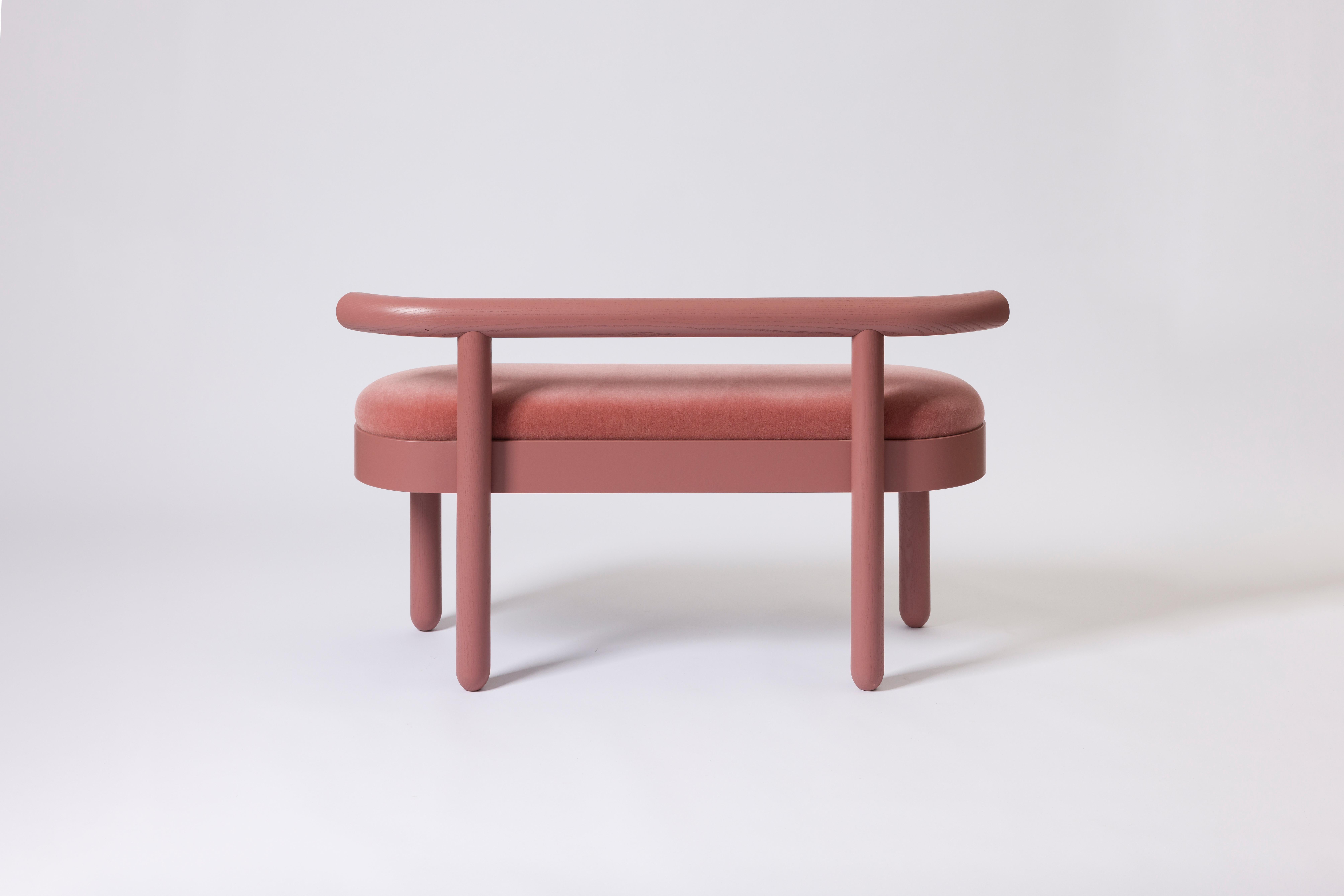 La panca mt. curve di bnf stufio offre una soluzione di seduta versatile ed elegante, perfetta per ingressi, zone pranzo o qualsiasi spazio che necessiti di un tocco distintivo. Costruita in legno massiccio di frassino con una sorprendente finitura
