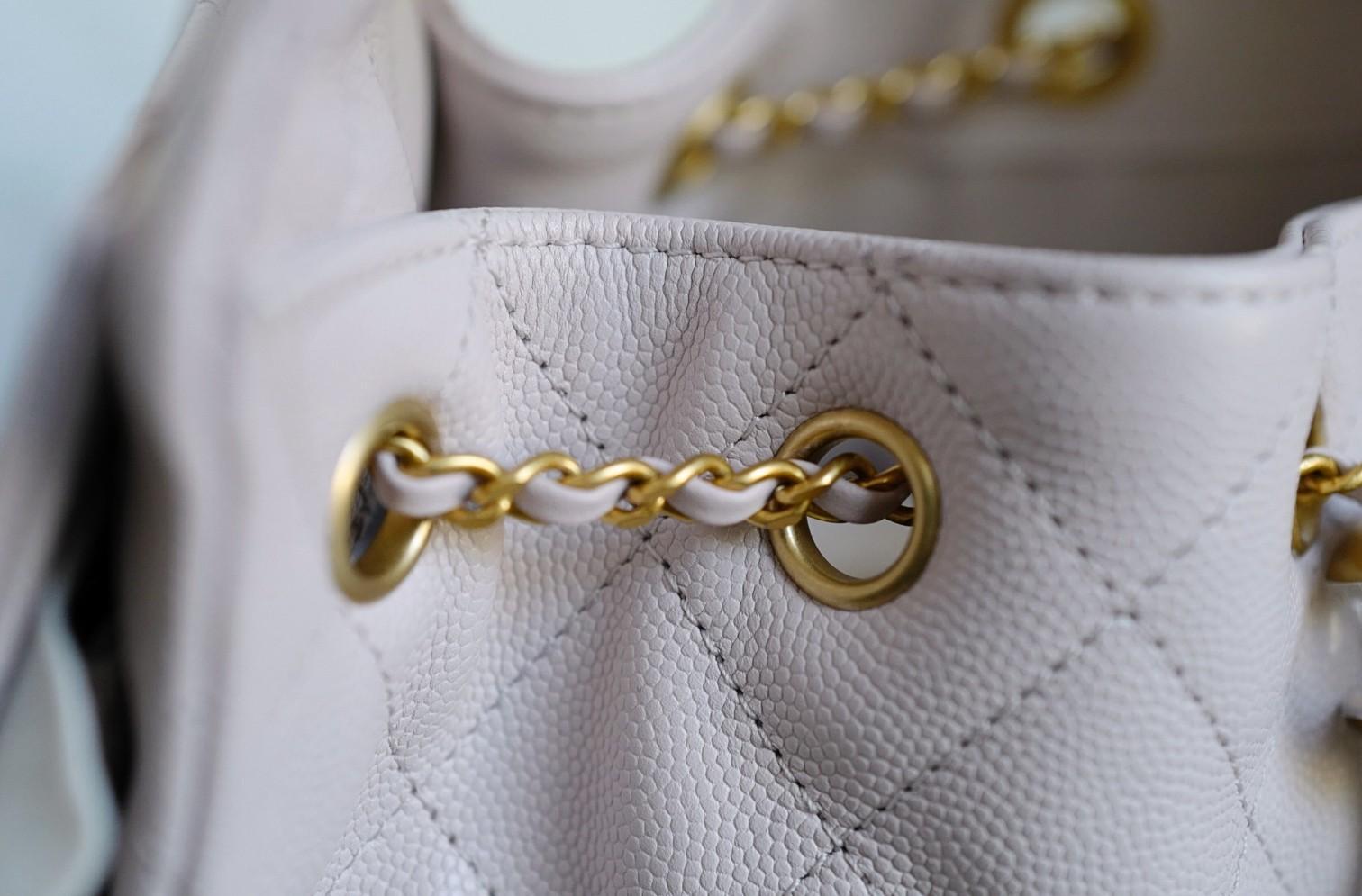 BNIB Chanel 25K Small Hobo Bag Lilac Grained Calfskin with Gold Hardware (Sac hobo en cuir de veau grainé lilas avec accessoires en or) en vente 7