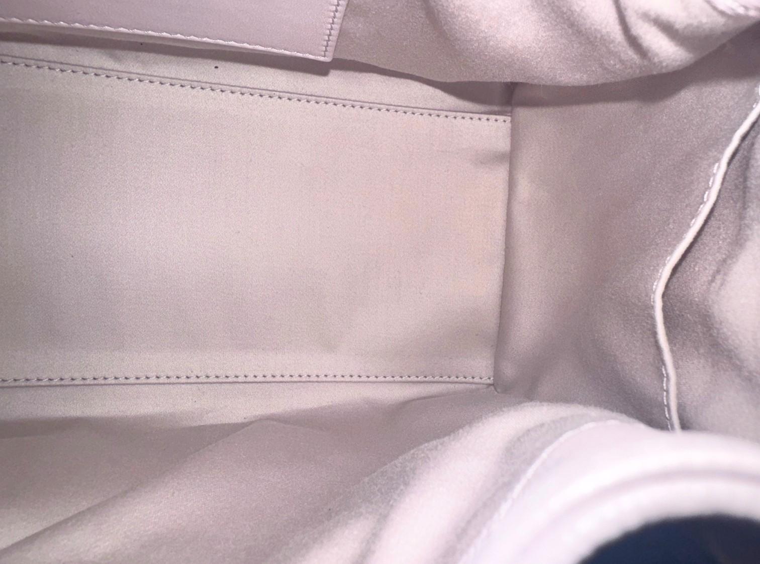 BNIB Chanel 25K Small Hobo Bag Lilac Grained Calfskin with Gold Hardware (Sac hobo en cuir de veau grainé lilas avec accessoires en or) en vente 8