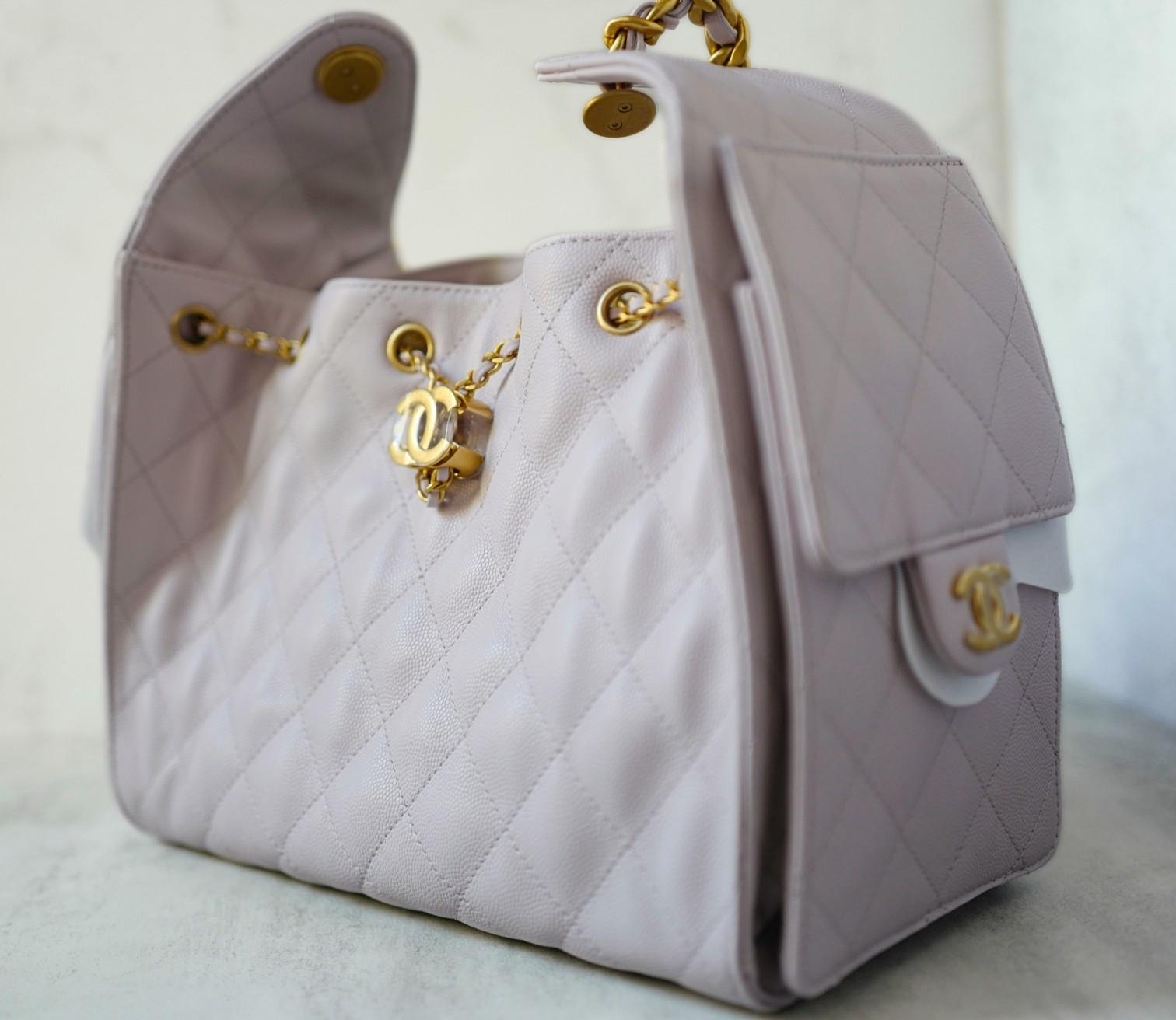 BNIB Chanel 25K Small Hobo Bag Lilac Grained Calfskin with Gold Hardware (Sac hobo en cuir de veau grainé lilas avec accessoires en or) en vente 12
