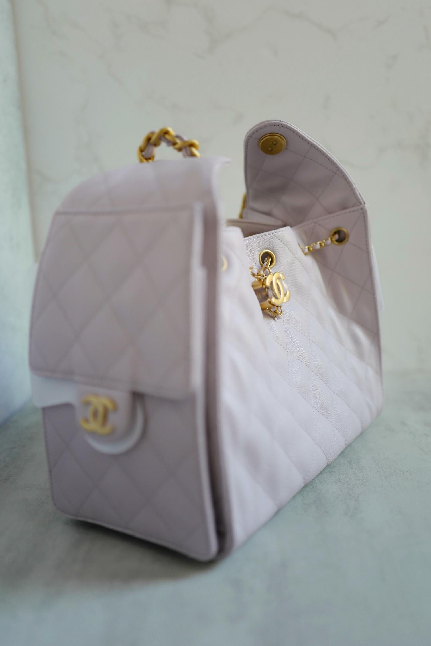 BNIB Chanel 25K Small Hobo Bag Lilac Grained Calfskin with Gold Hardware (Sac hobo en cuir de veau grainé lilas avec accessoires en or) en vente 13