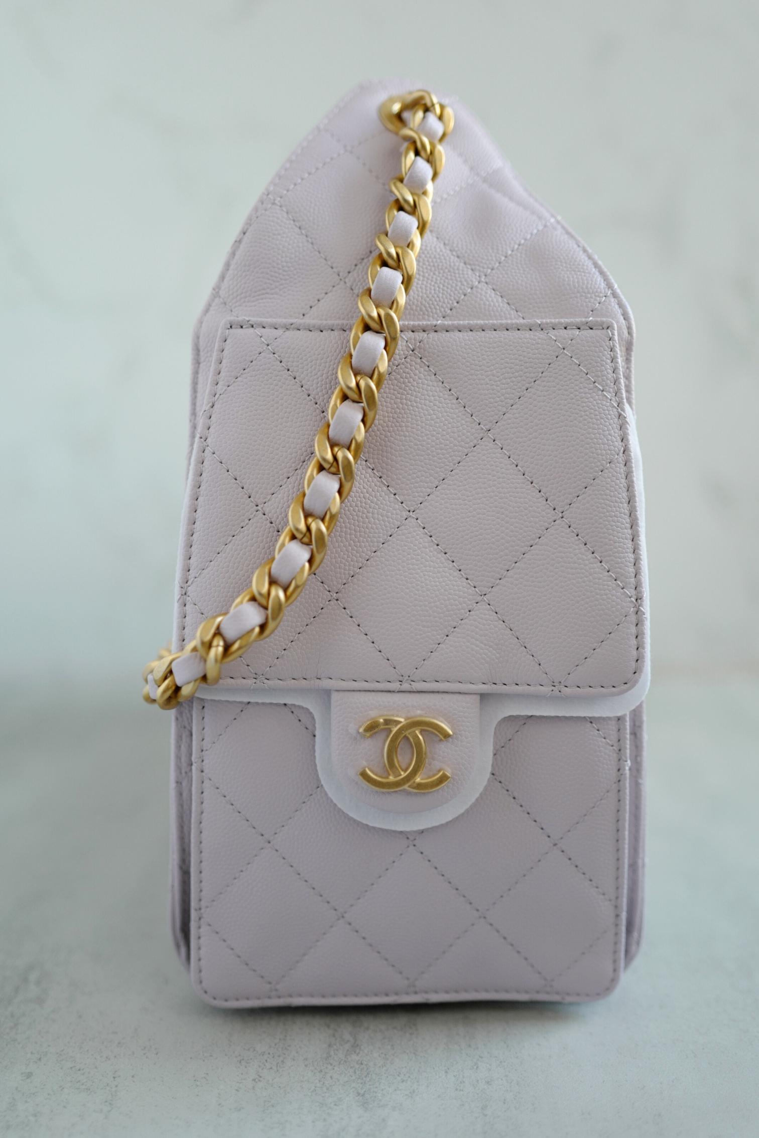 Le petit sac hobo Chanel 25K en cuir de veau grainé lilas incarne la sophistication signature de la marque avec une touche de modernité. Sa douce teinte lilas, associée à la souplesse du cuir de veau grainé, confère à ce sac un attrait à la fois