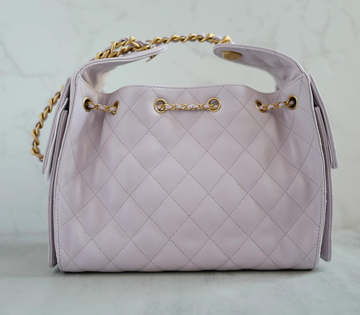 Gris BNIB Chanel 25K Small Hobo Bag Lilac Grained Calfskin with Gold Hardware (Sac hobo en cuir de veau grainé lilas avec accessoires en or) en vente