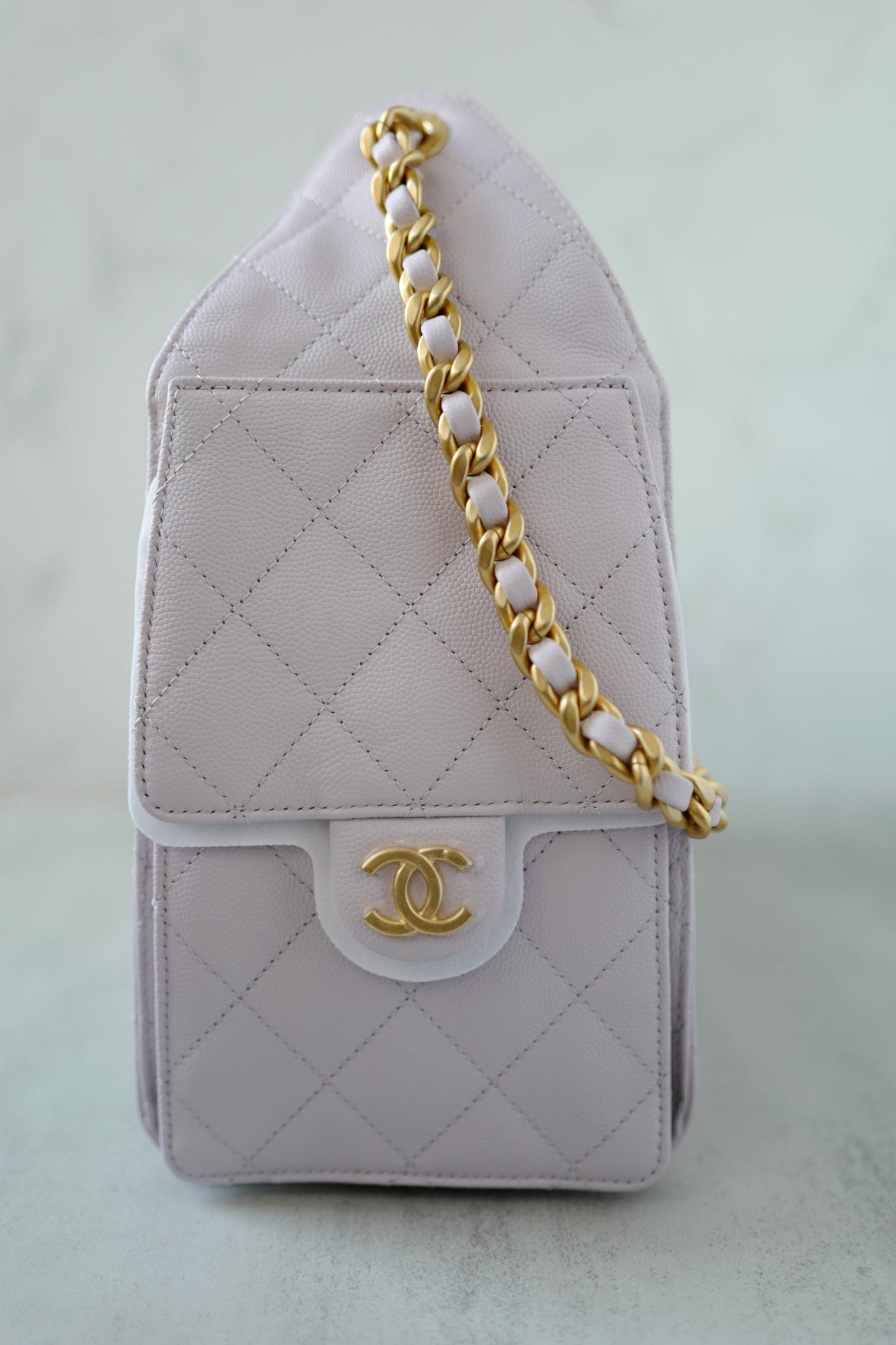 BNIB Chanel 25K Small Hobo Bag Lilac Grained Calfskin with Gold Hardware (Sac hobo en cuir de veau grainé lilas avec accessoires en or) Neuf - En vente à Forest Park, GA